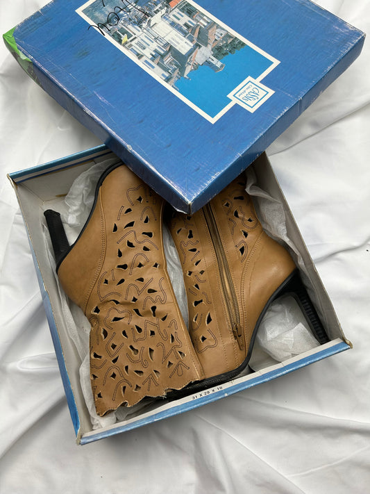 Pointed toes beige heels boots (37)