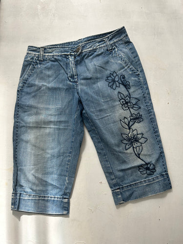 Denim low rise 3/4 embroidered capris pants (S)