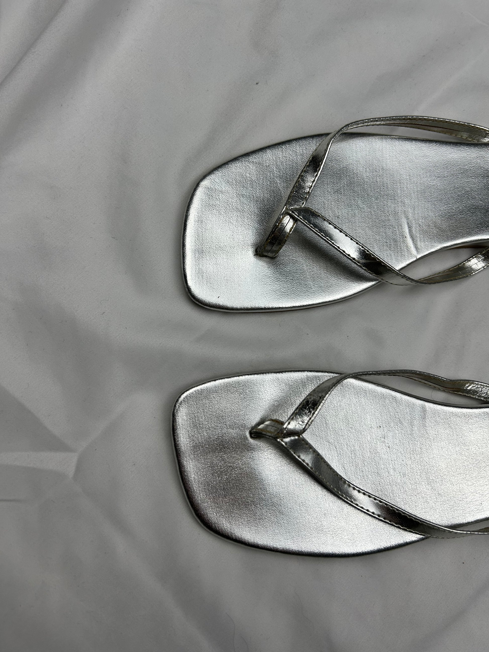 Silver thong flip flops (38)