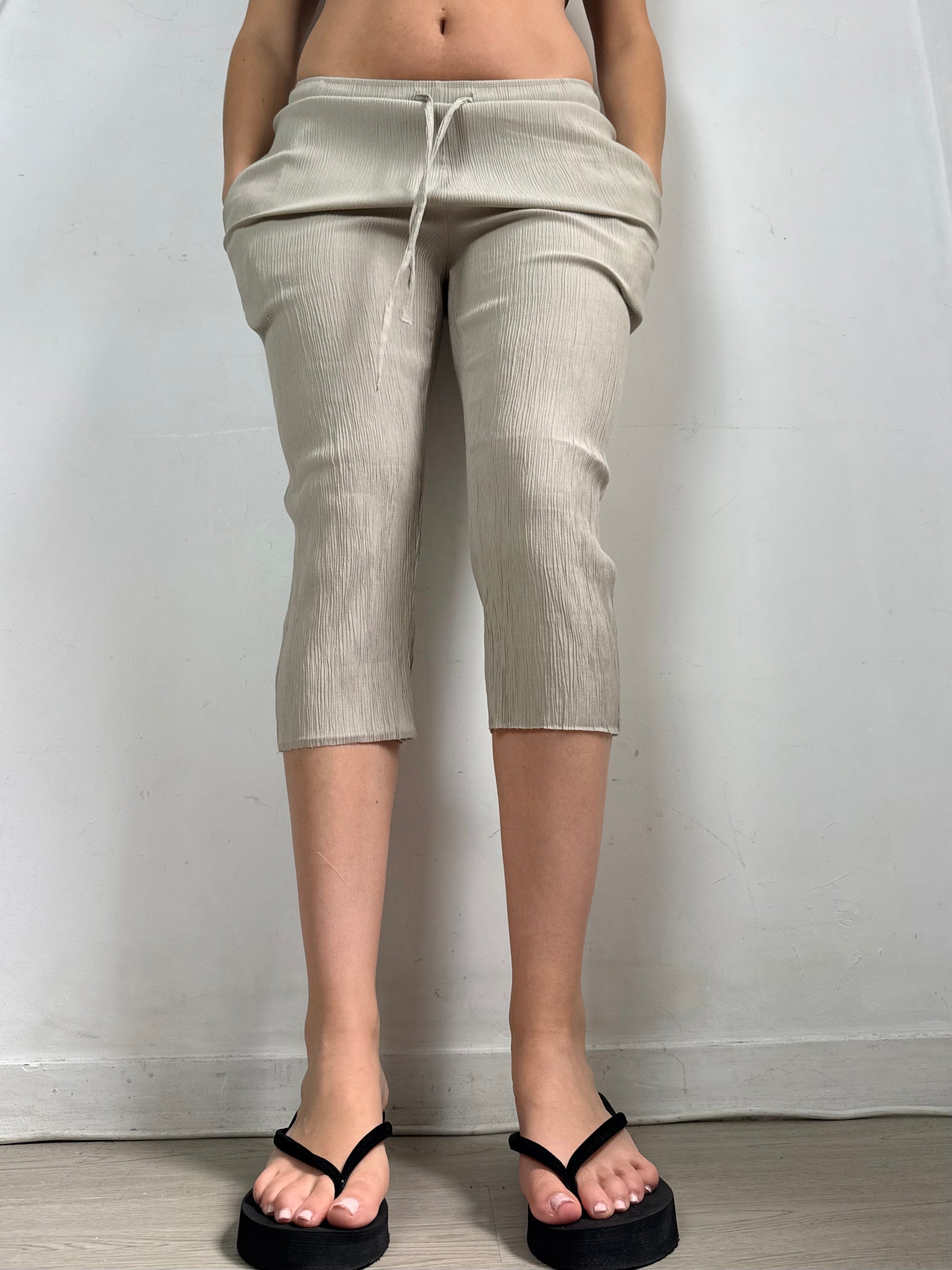 Beige low rise capri pants (M)