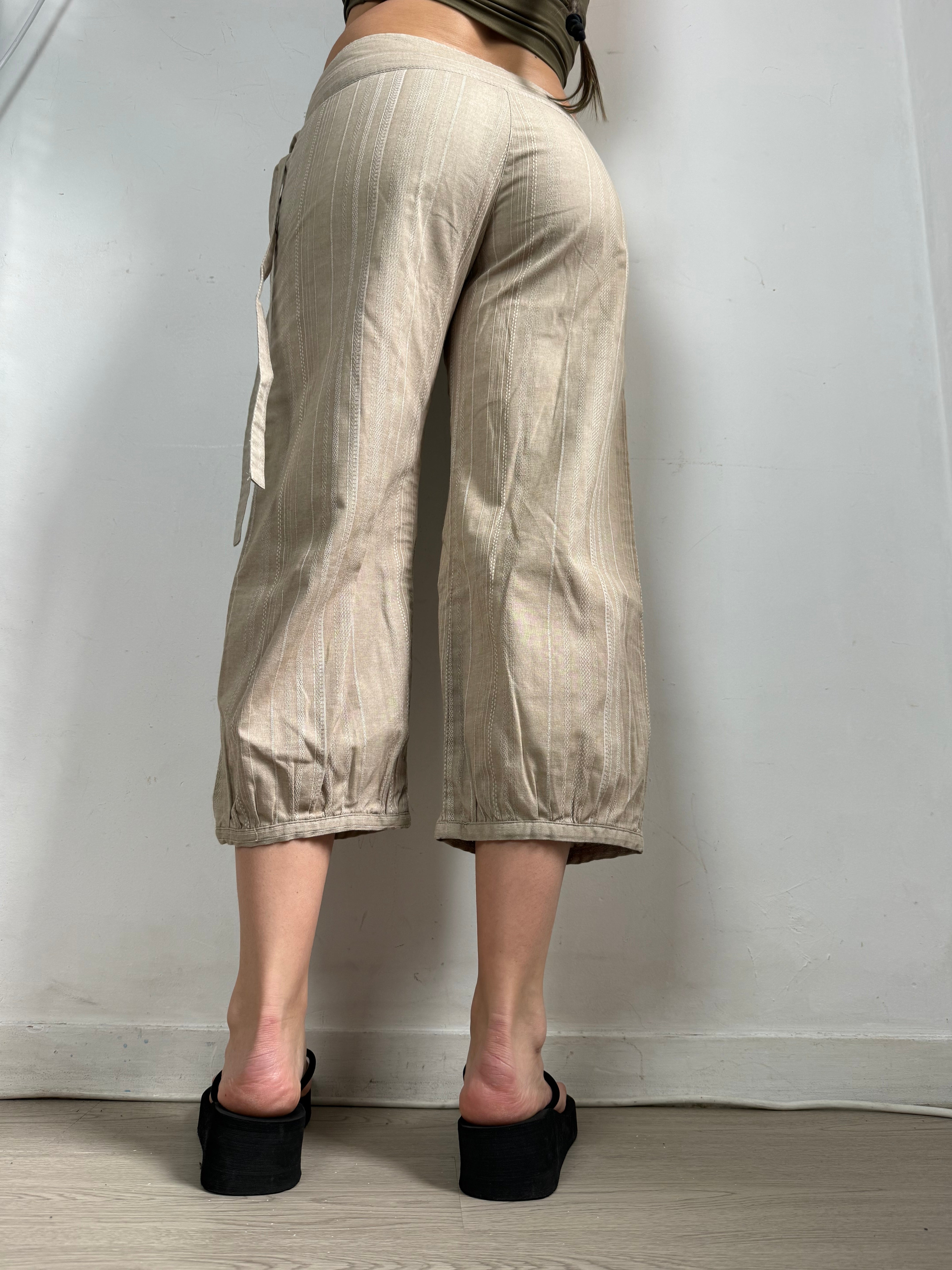 Beige cotton low rise capri pants (M)