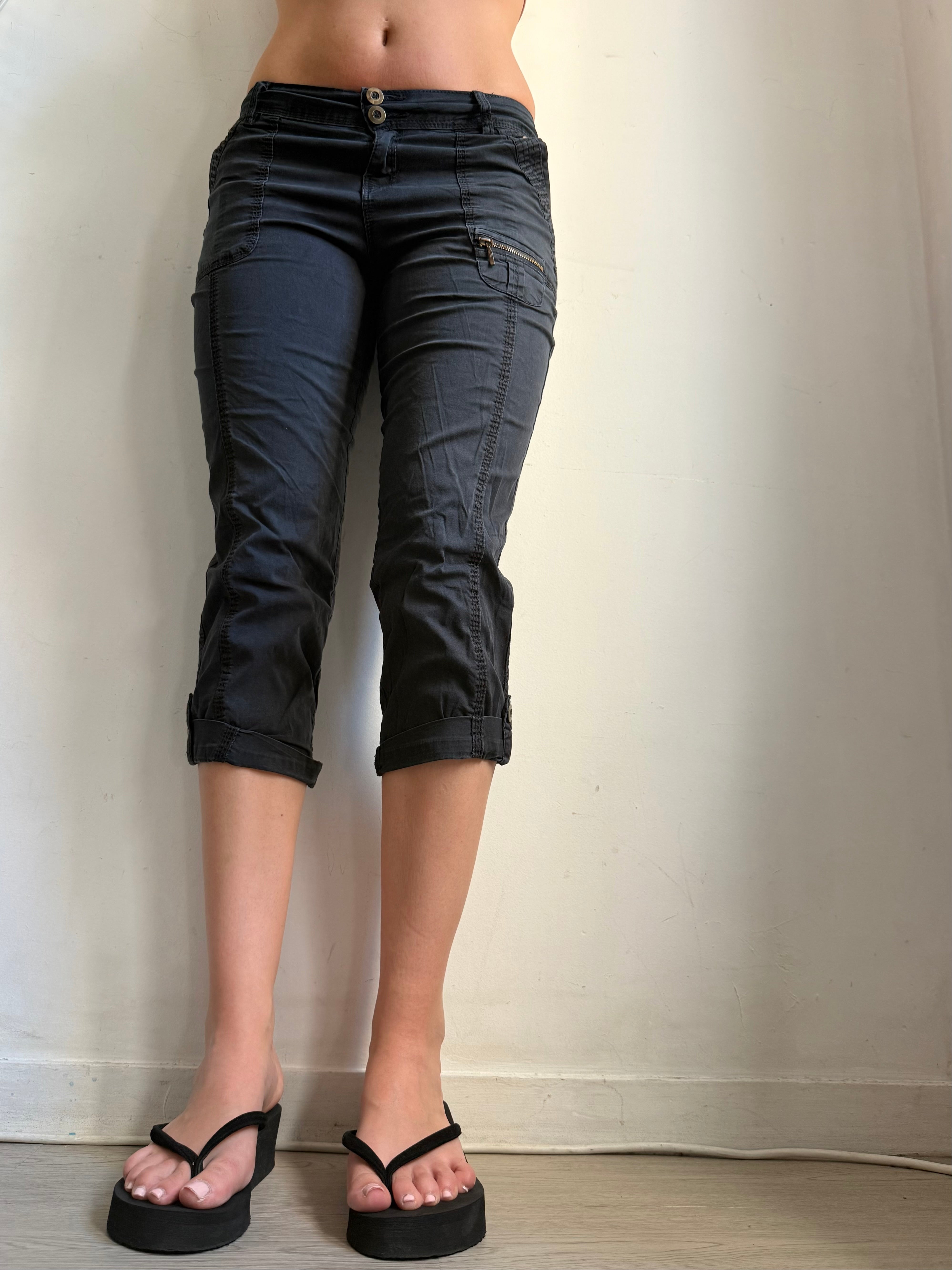 Black utility low rise capri pants (S/M)