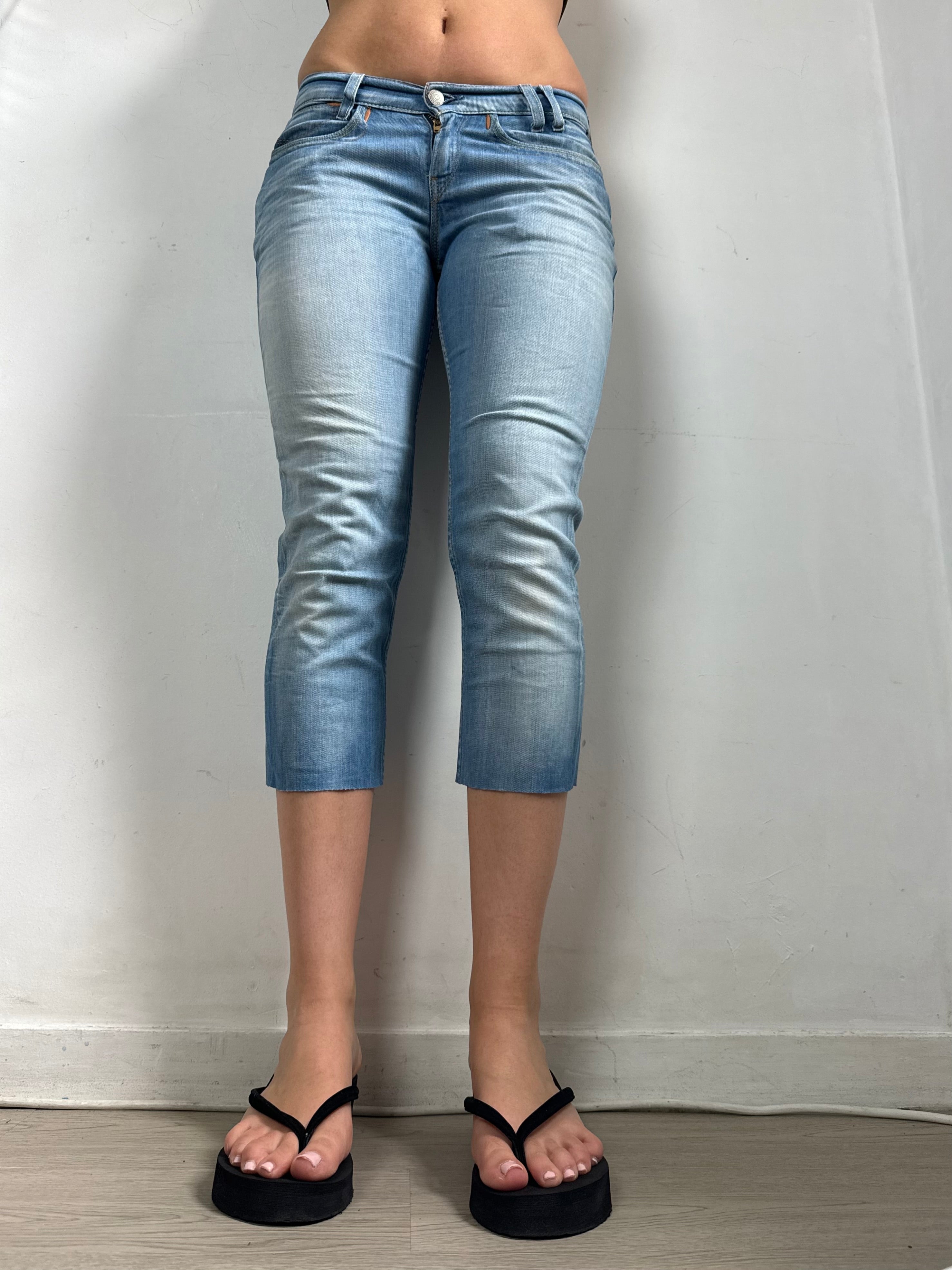 Blue denim low rise capri pants (S)