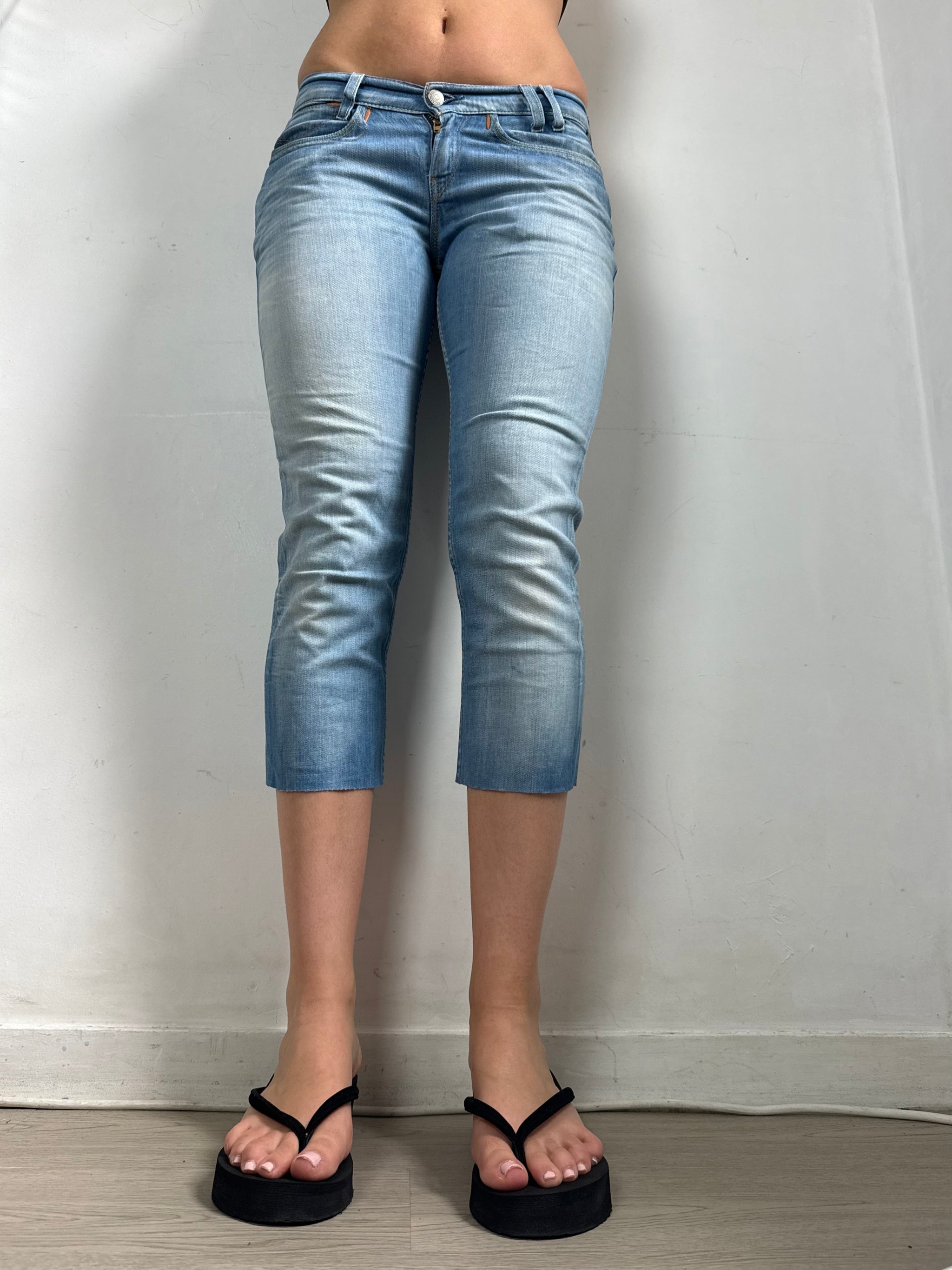 Blue denim low rise capri pants (S)