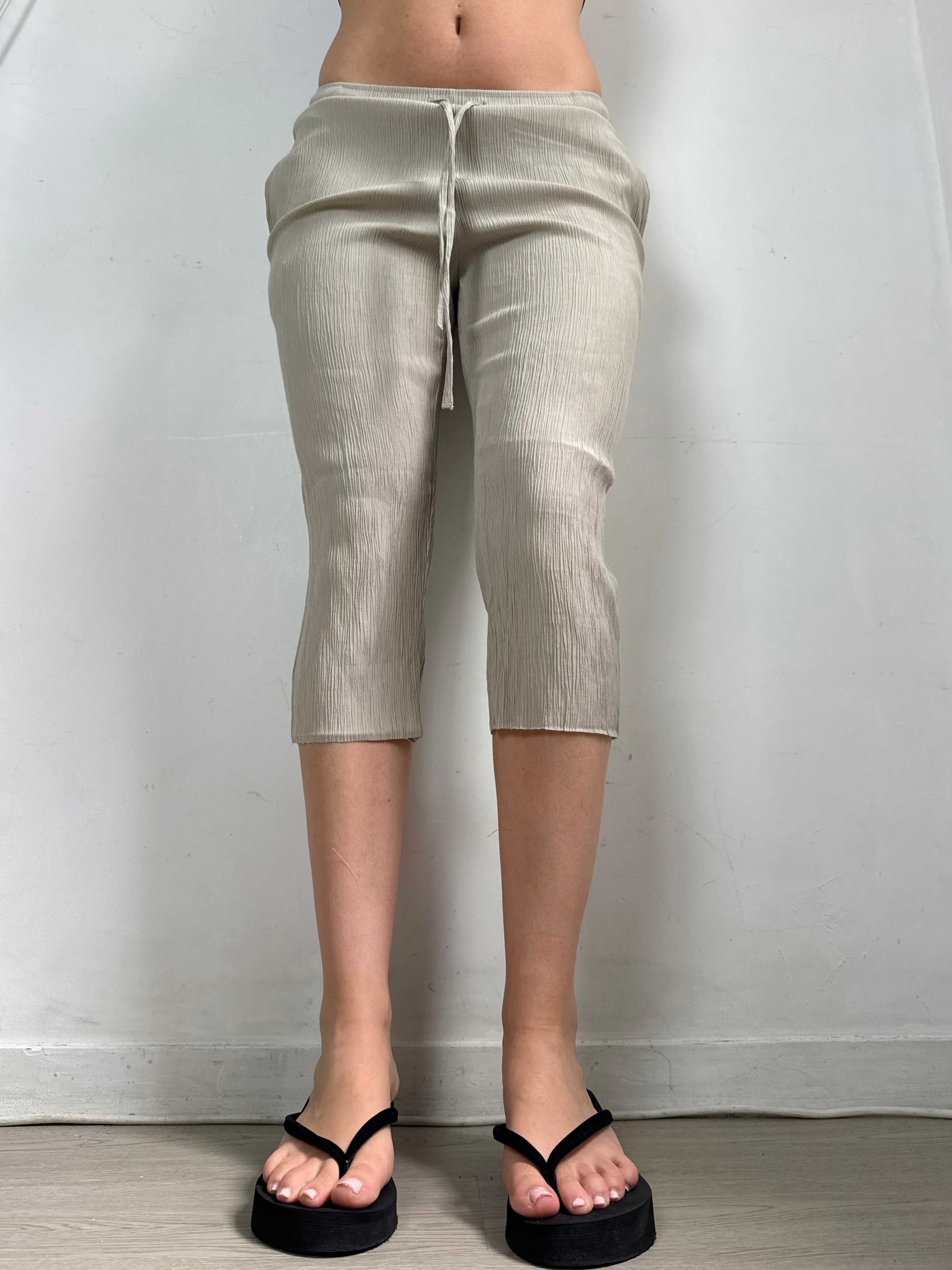 Beige low rise capri pants (M)