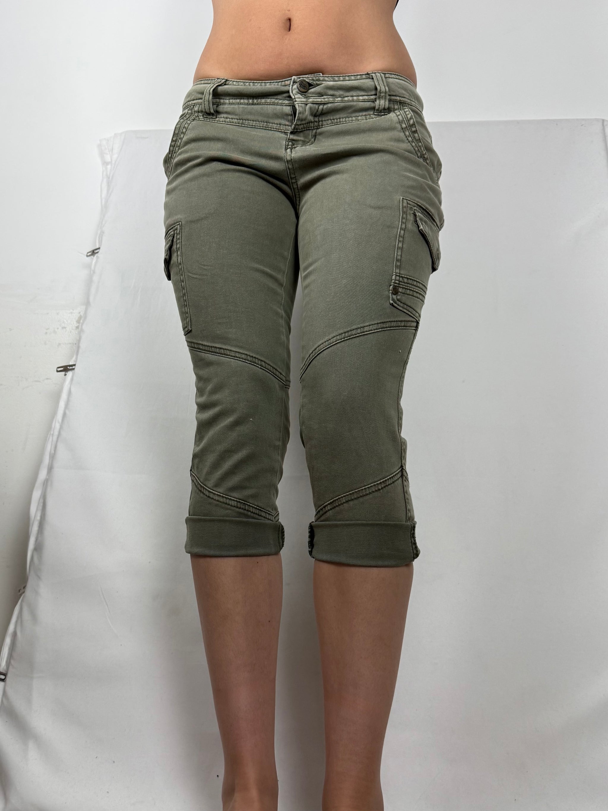 Khaki stretchy low rise capri pants (M)