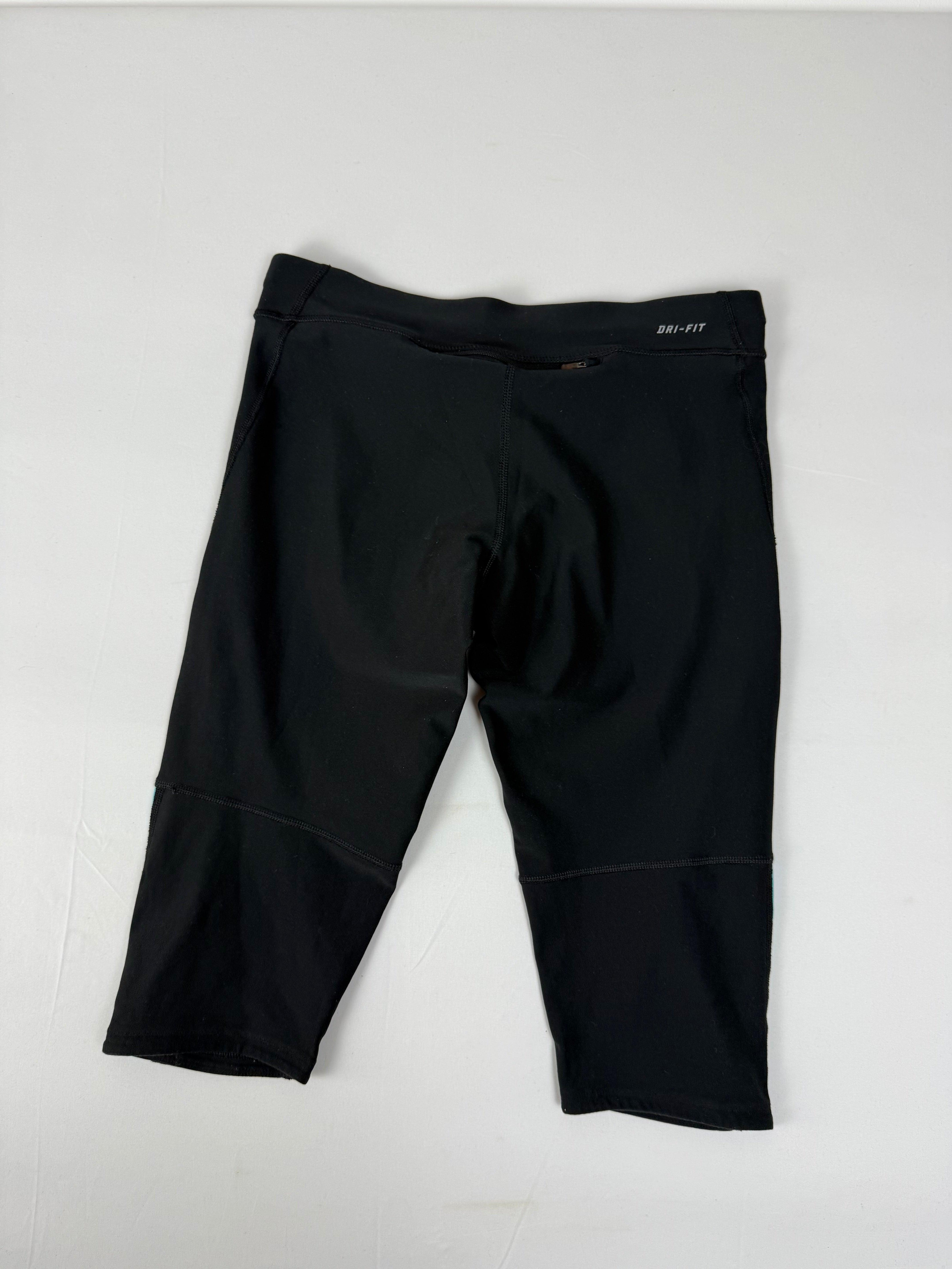 Black activewear low rise capri pants (M)