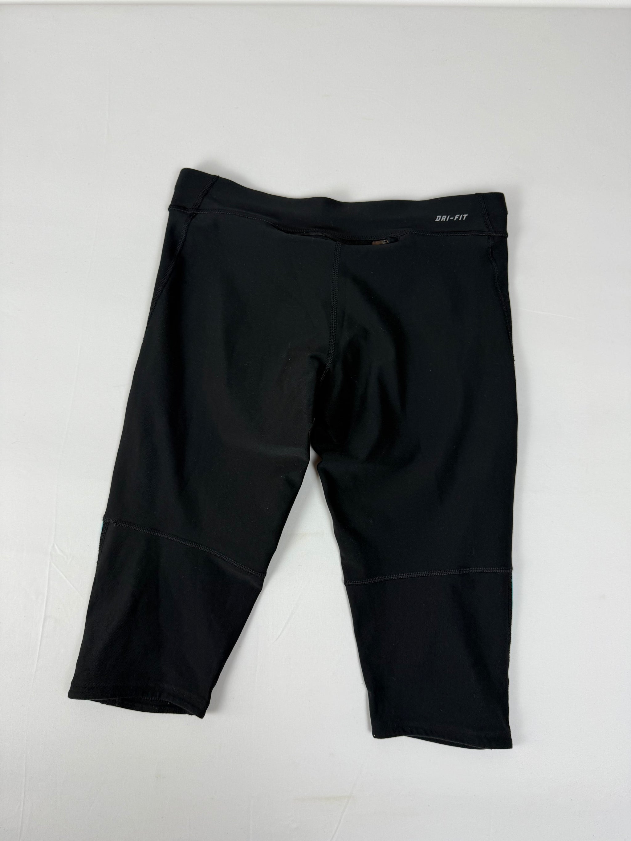 Black activewear low rise capri pants (M)