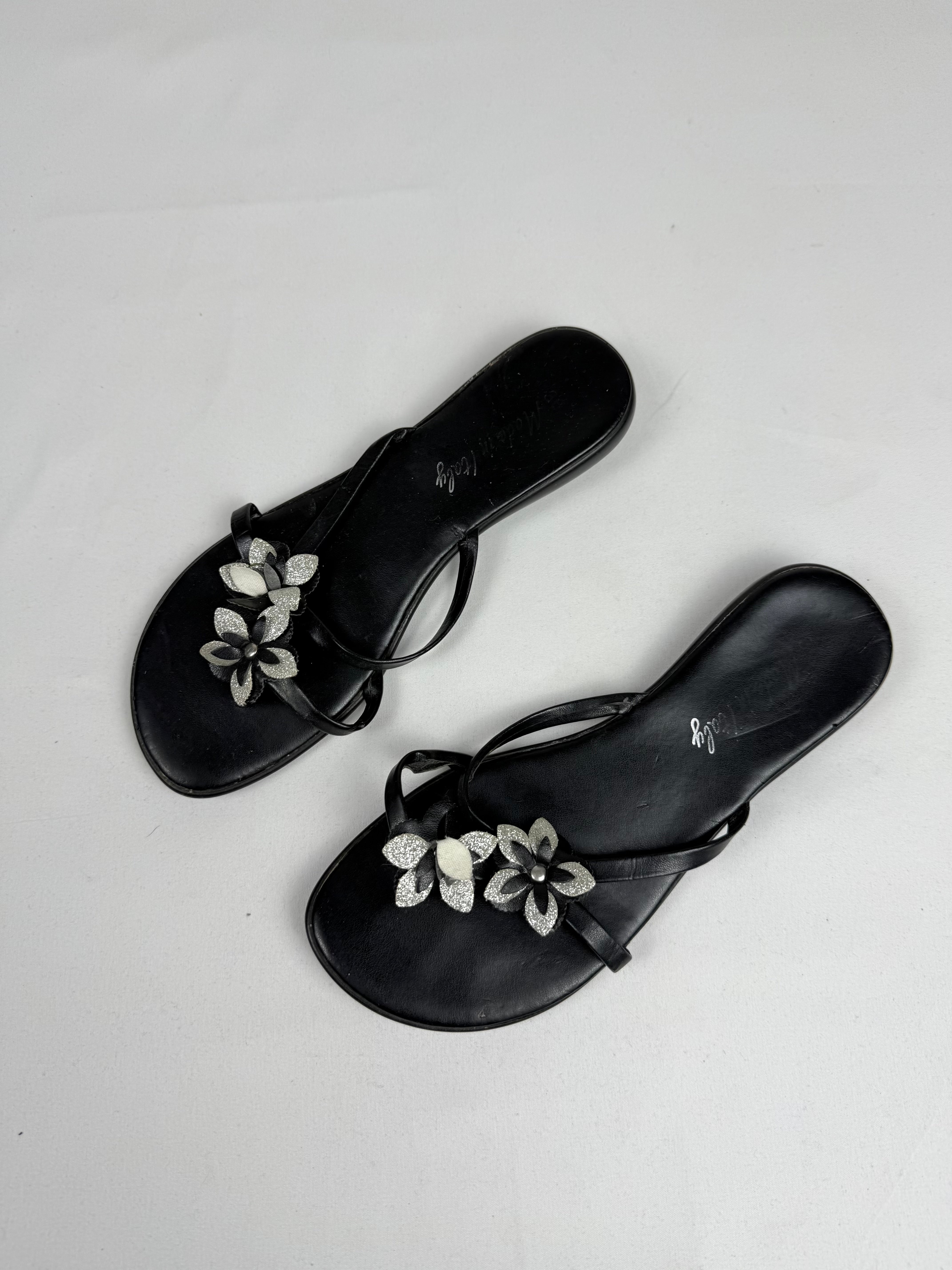 Black flower appliquée thong flip flops (36)