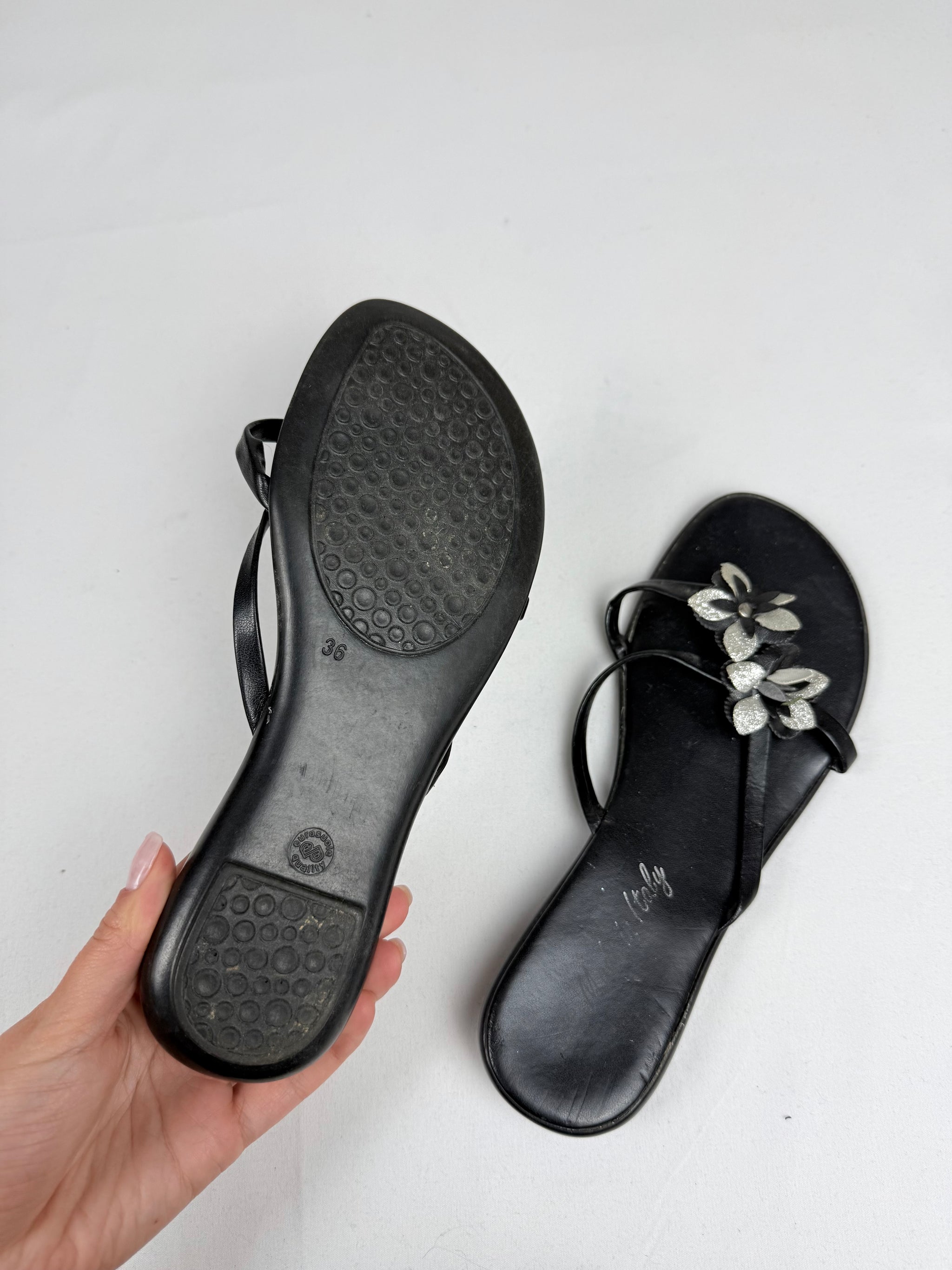Black flower appliquée thong flip flops (36)