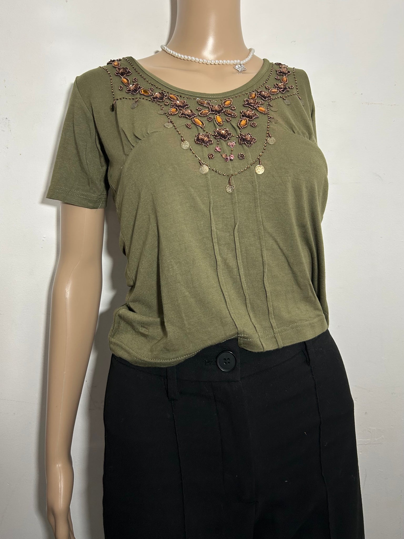 Khaki embroidered pearls y2k tee (M) SK VINTAGE