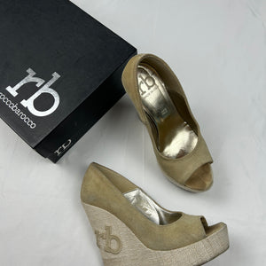 Beige suede wedge open toes heels (36)