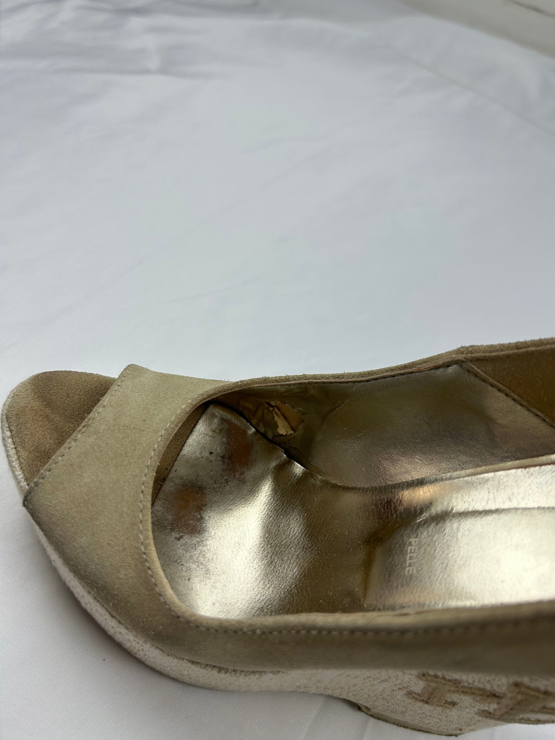 Beige suede wedge open toes heels (36)