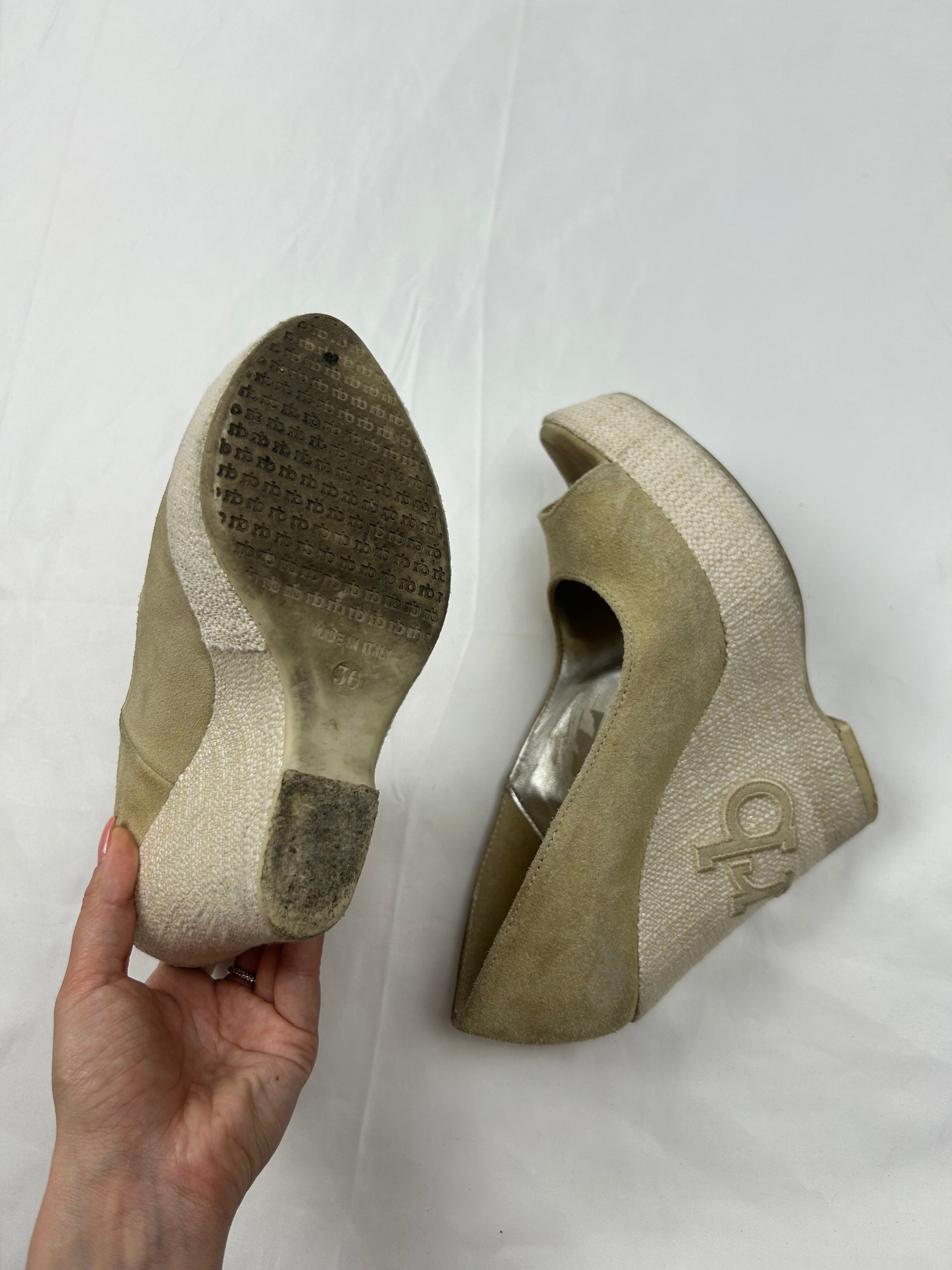 Beige suede wedge open toes heels (36)