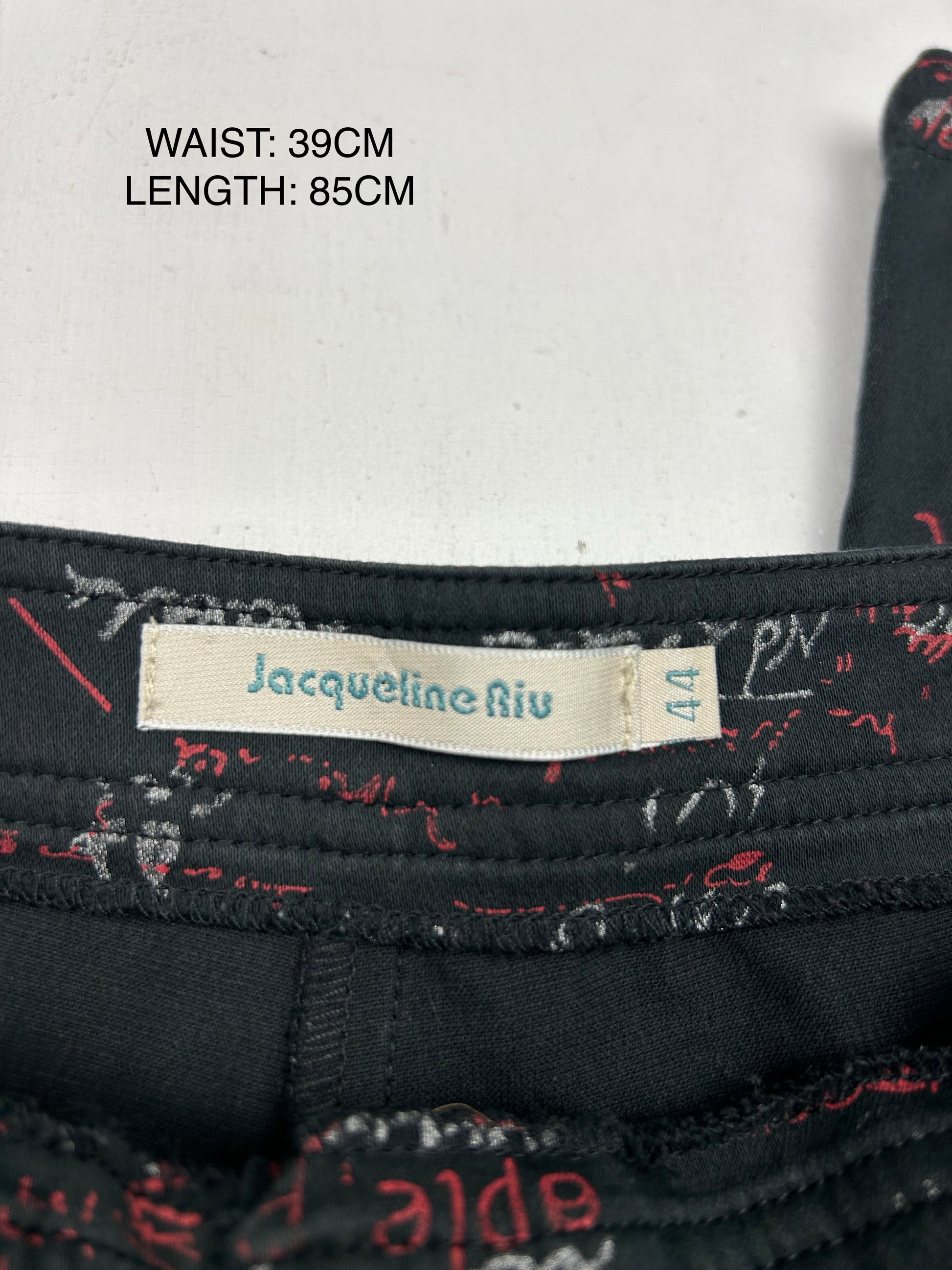 Black graphic mid rise capri pants (M)