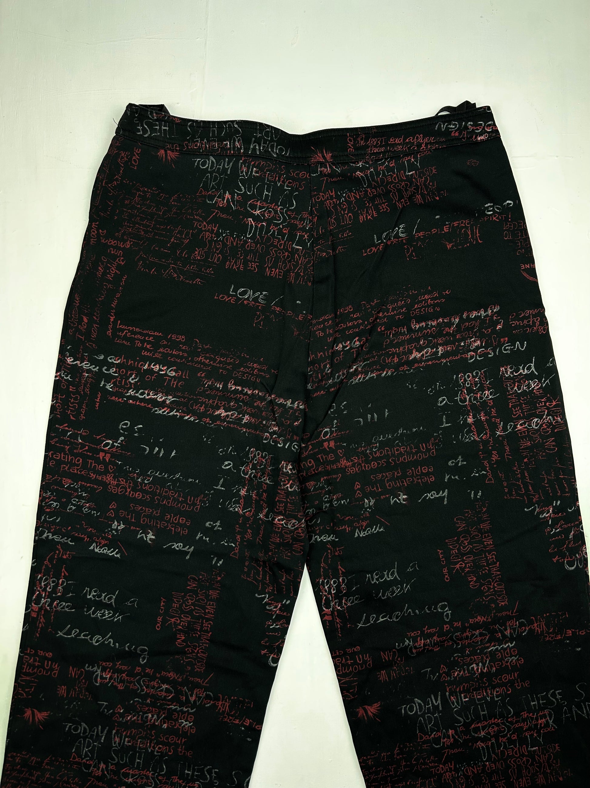 Black graphic mid rise capri pants (M)