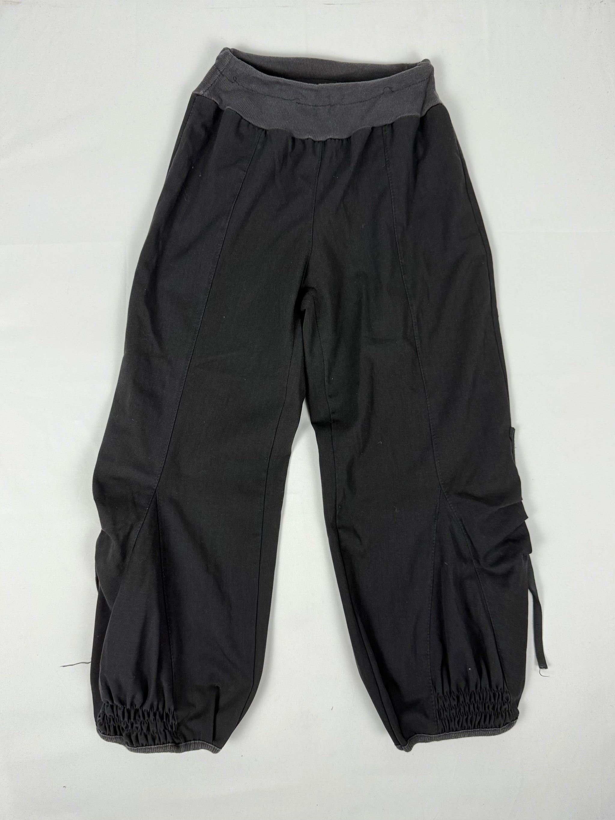 Black stretchy capri pants (S/M)