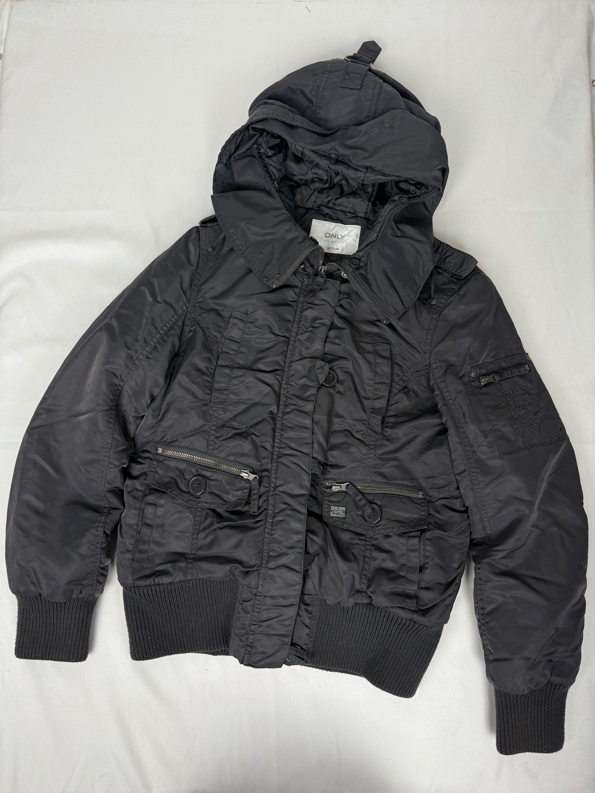 Black hooded puffer jacket (M)