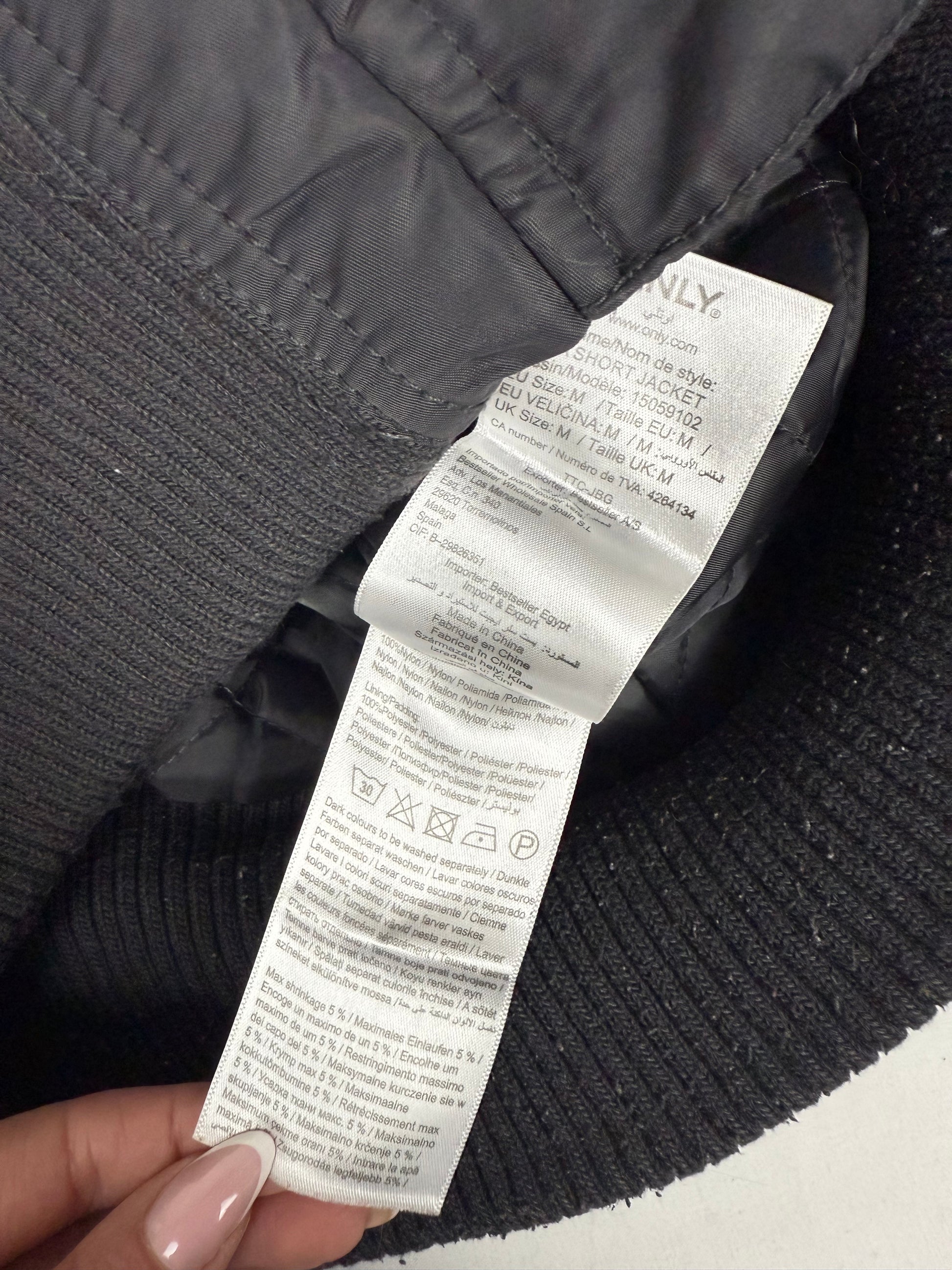 Black hooded puffer jacket (M)