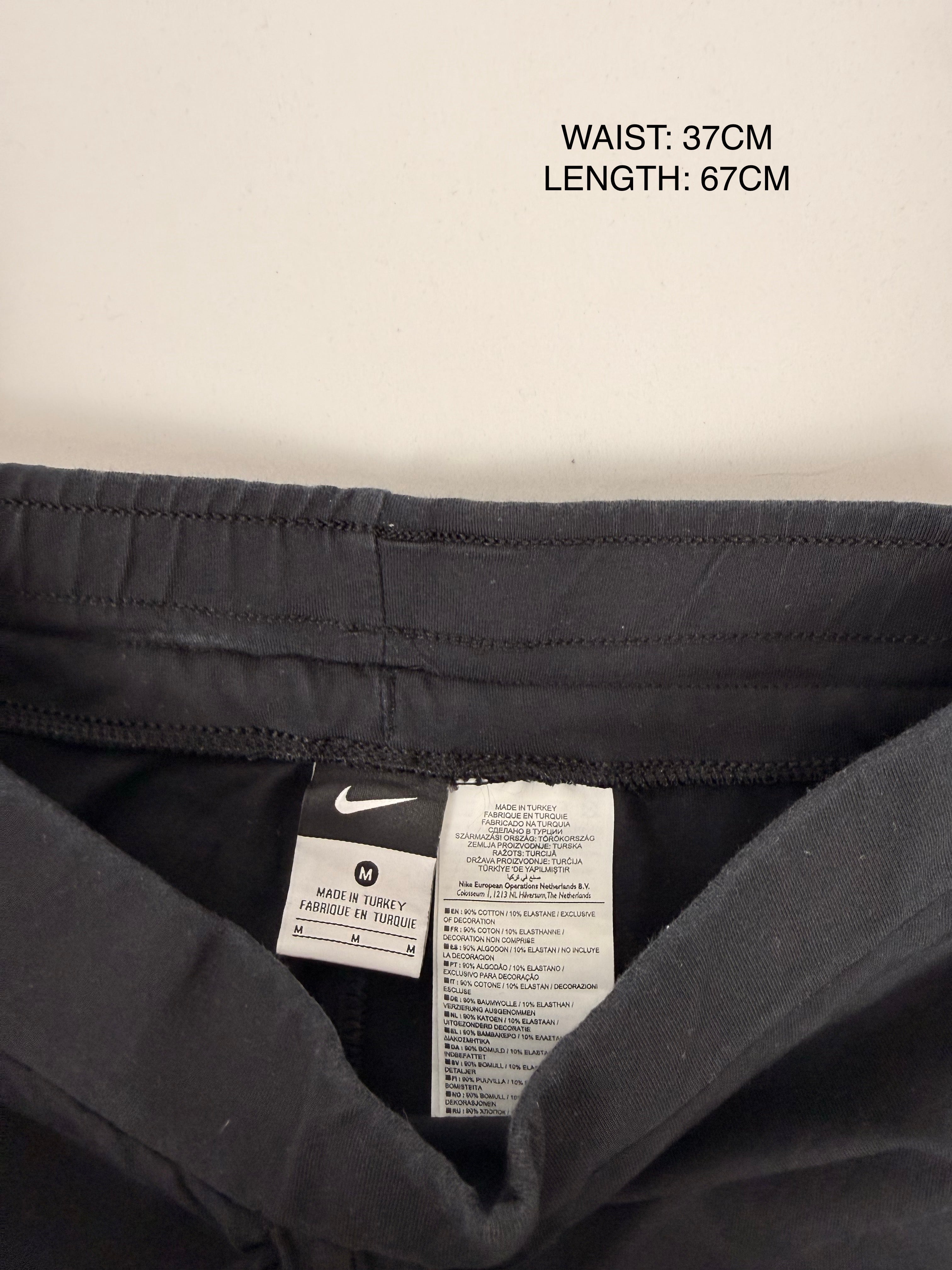 Black low rise capri pants (M)