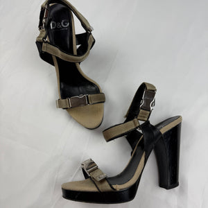 Beige buckle belt heels (37)
