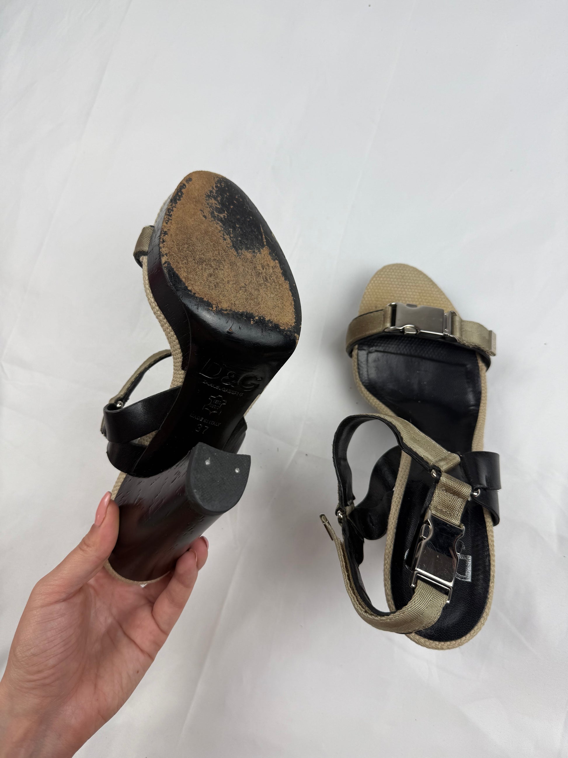 Beige buckle belt heels (37)