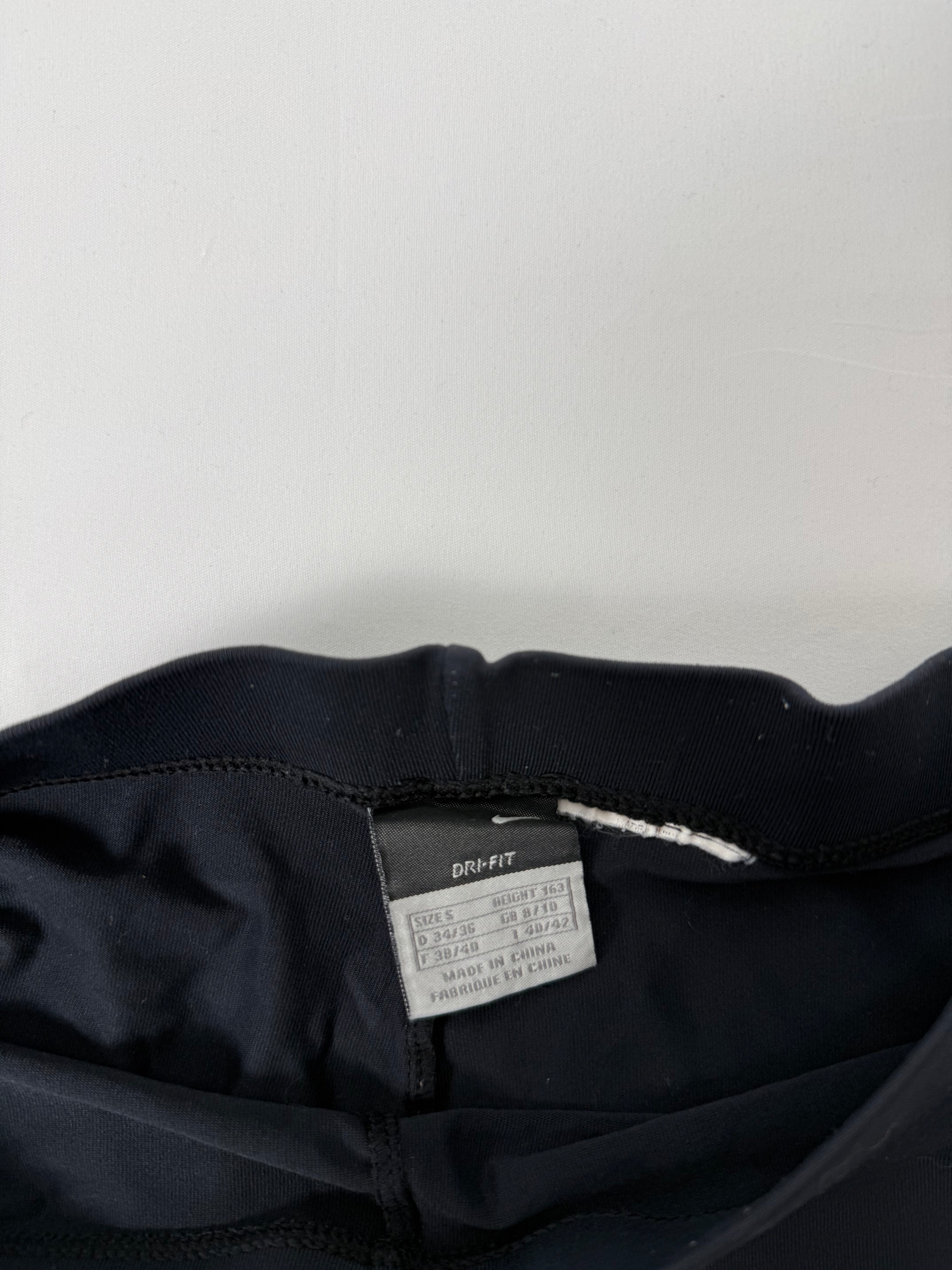 Black stretchy activewear capri pants (S)