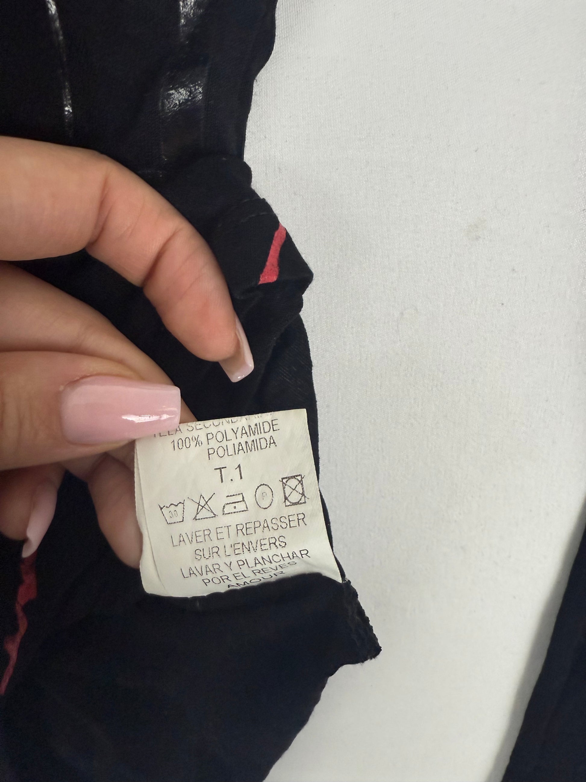 Black & red asymmetric graphic long sleeves top (XS/S)