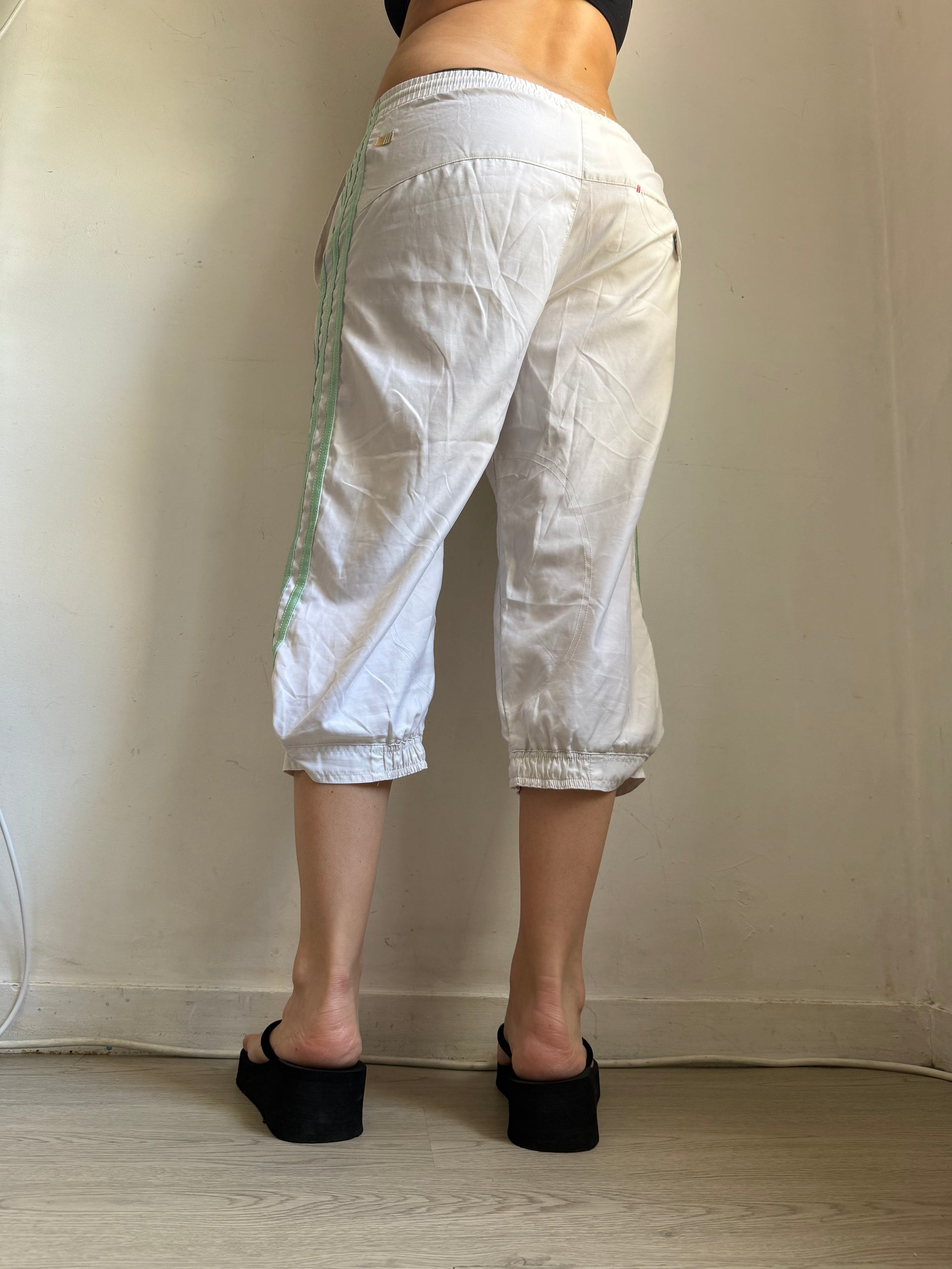 White activewear low rise capri pants (S)