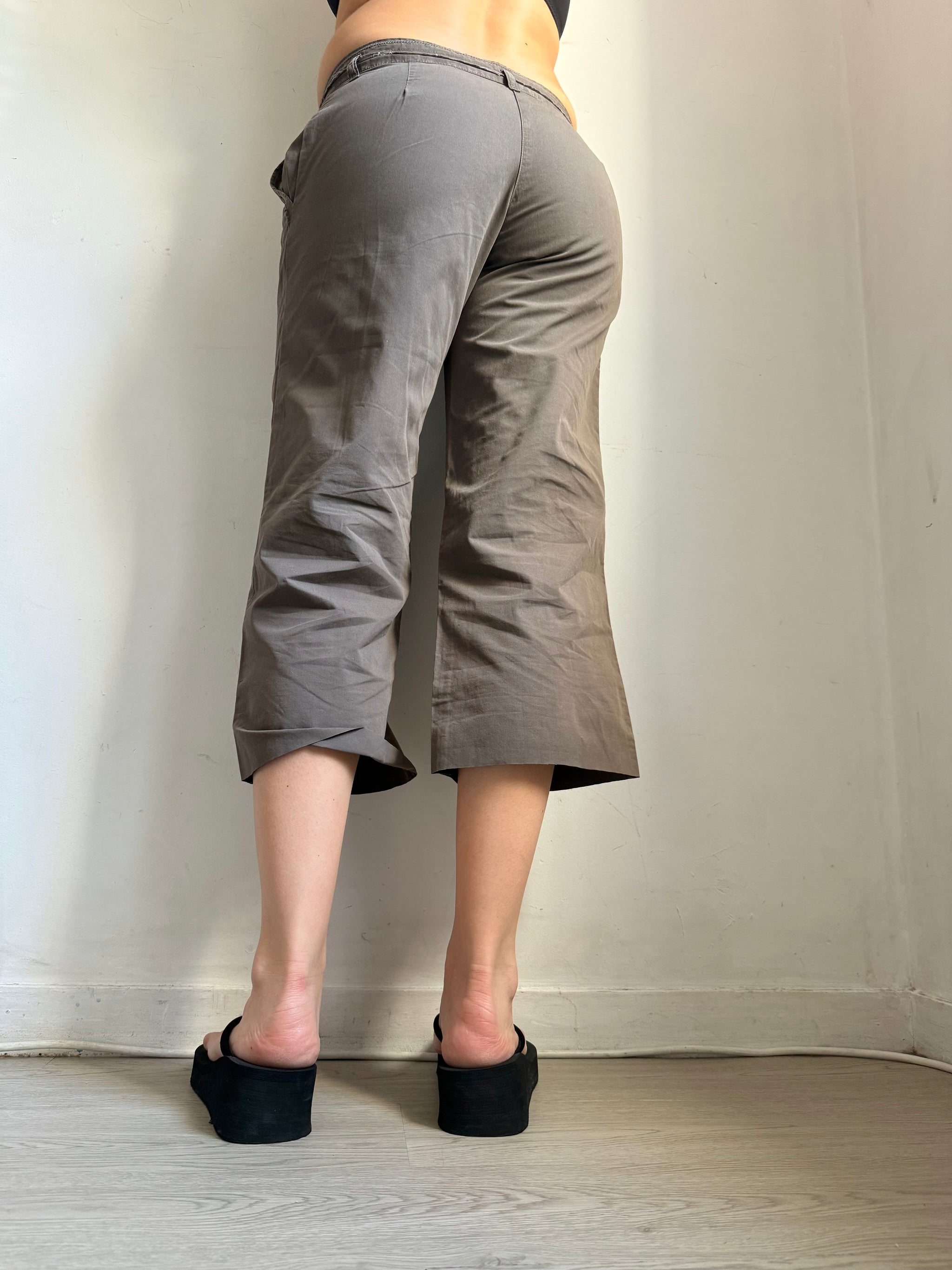 Khaki baggy capri pants (M)