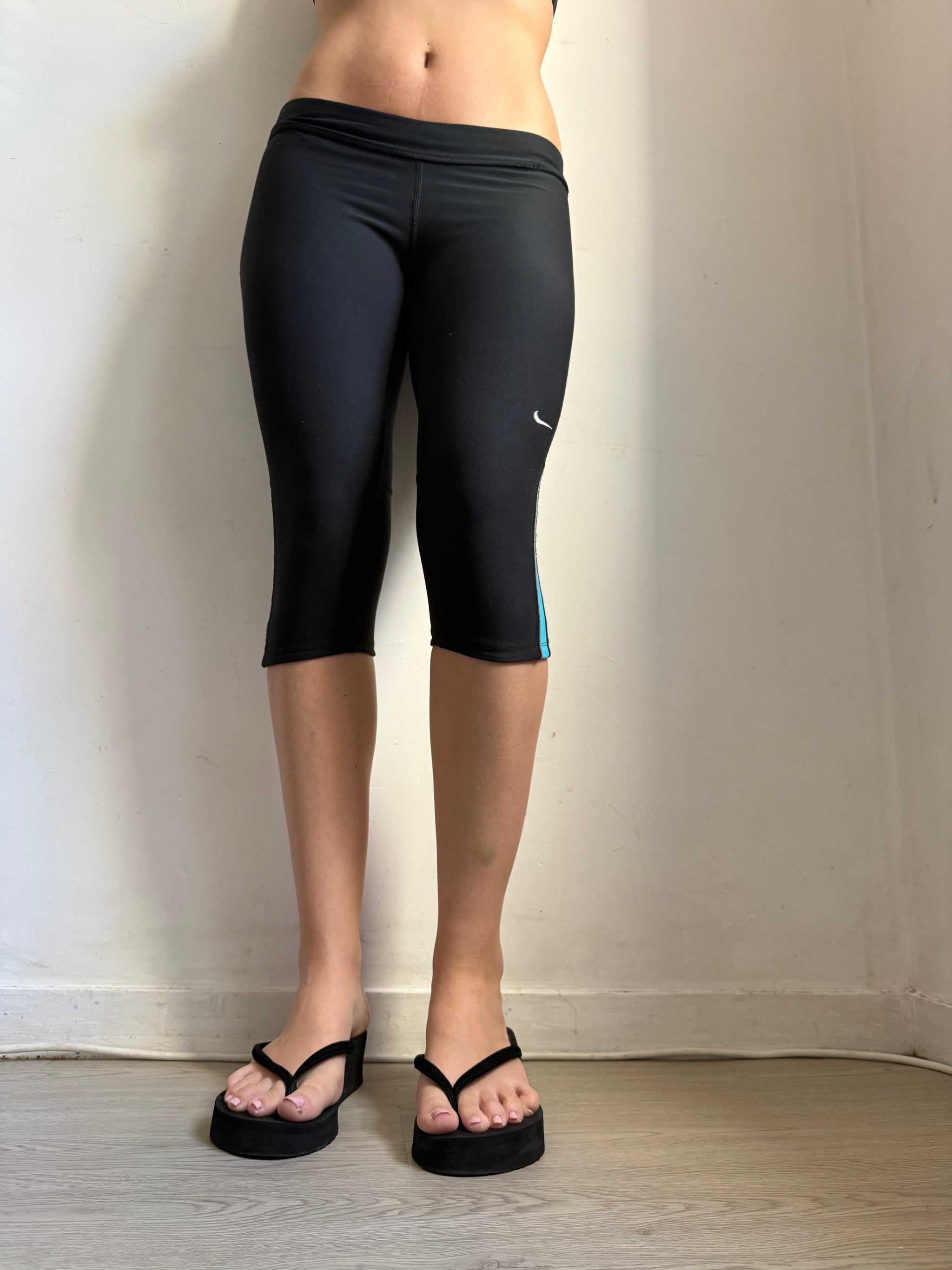 Black activewear low rise capri pants (M)