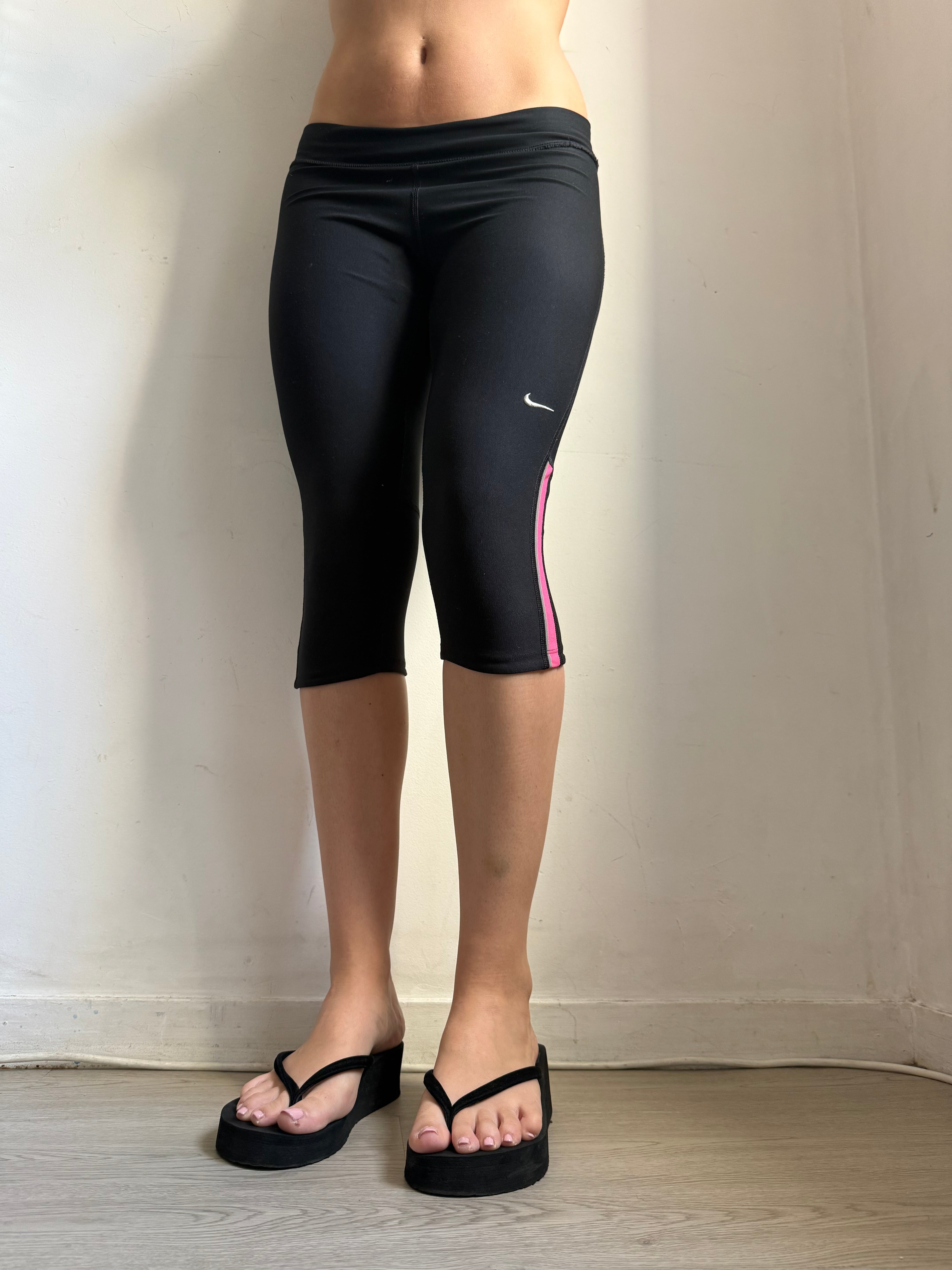 Black activewear low rise capri pants (M)