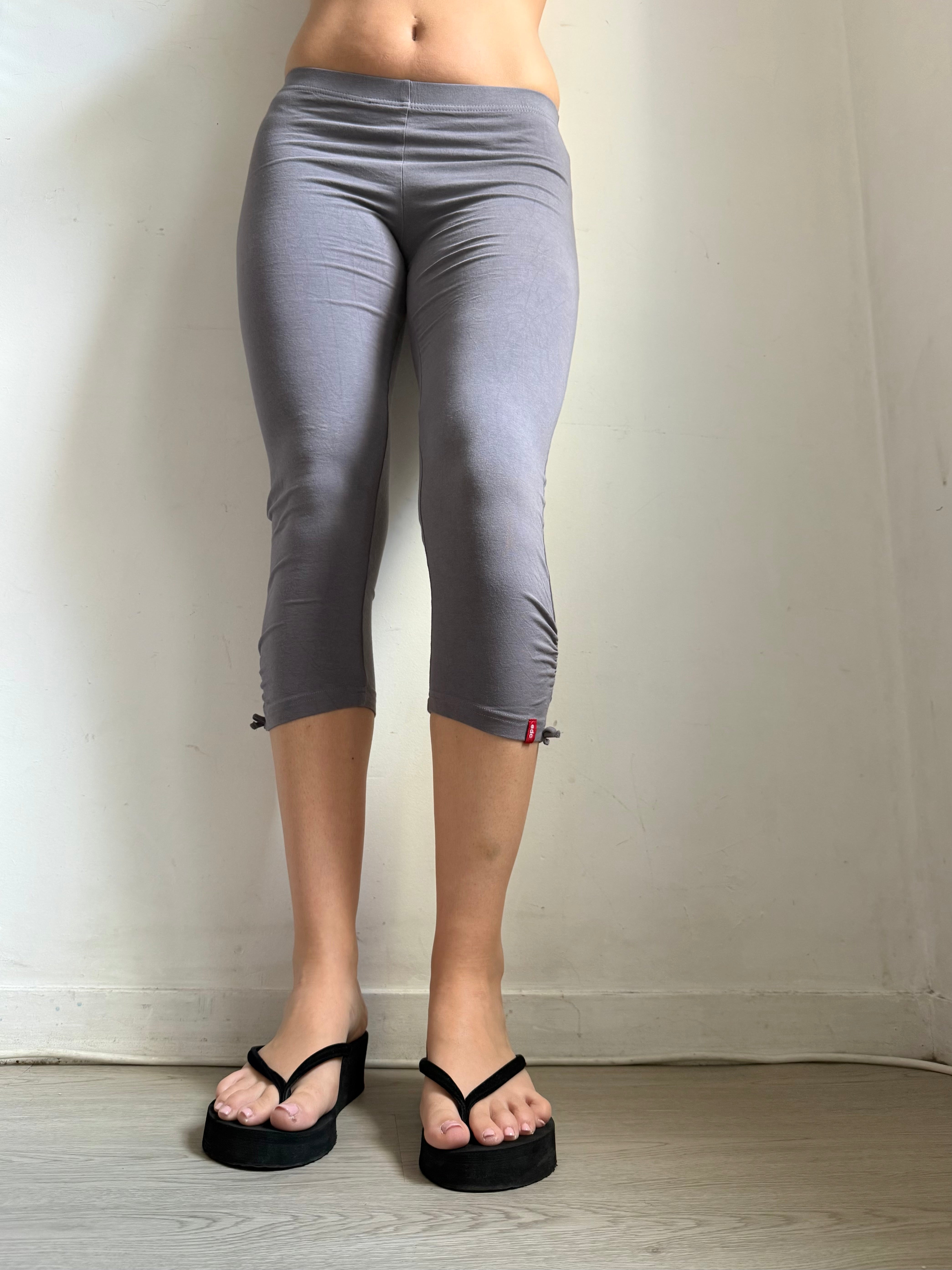 Grey ruched capri pants (M)