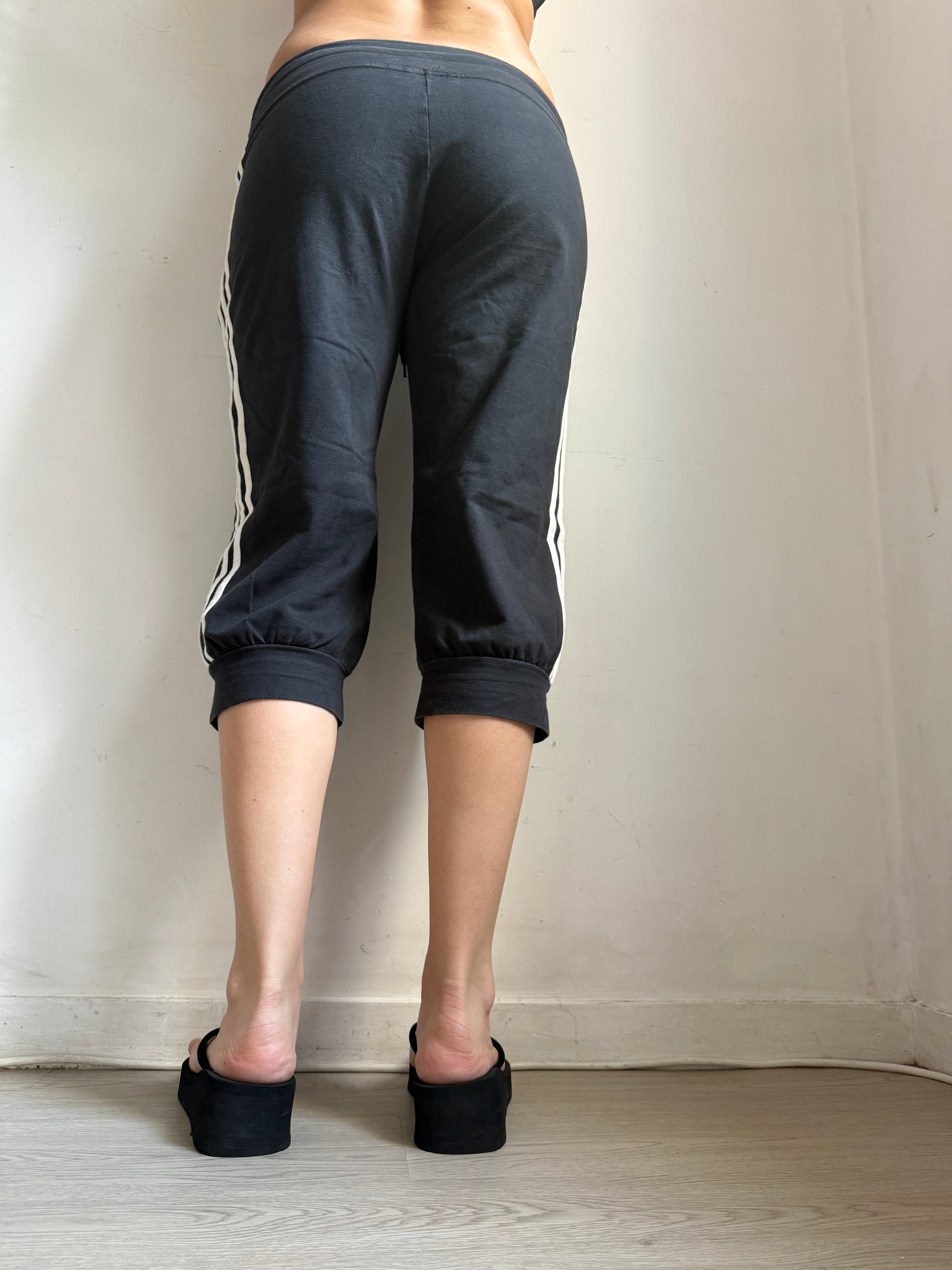 Black activewear low waist capri pants (L)