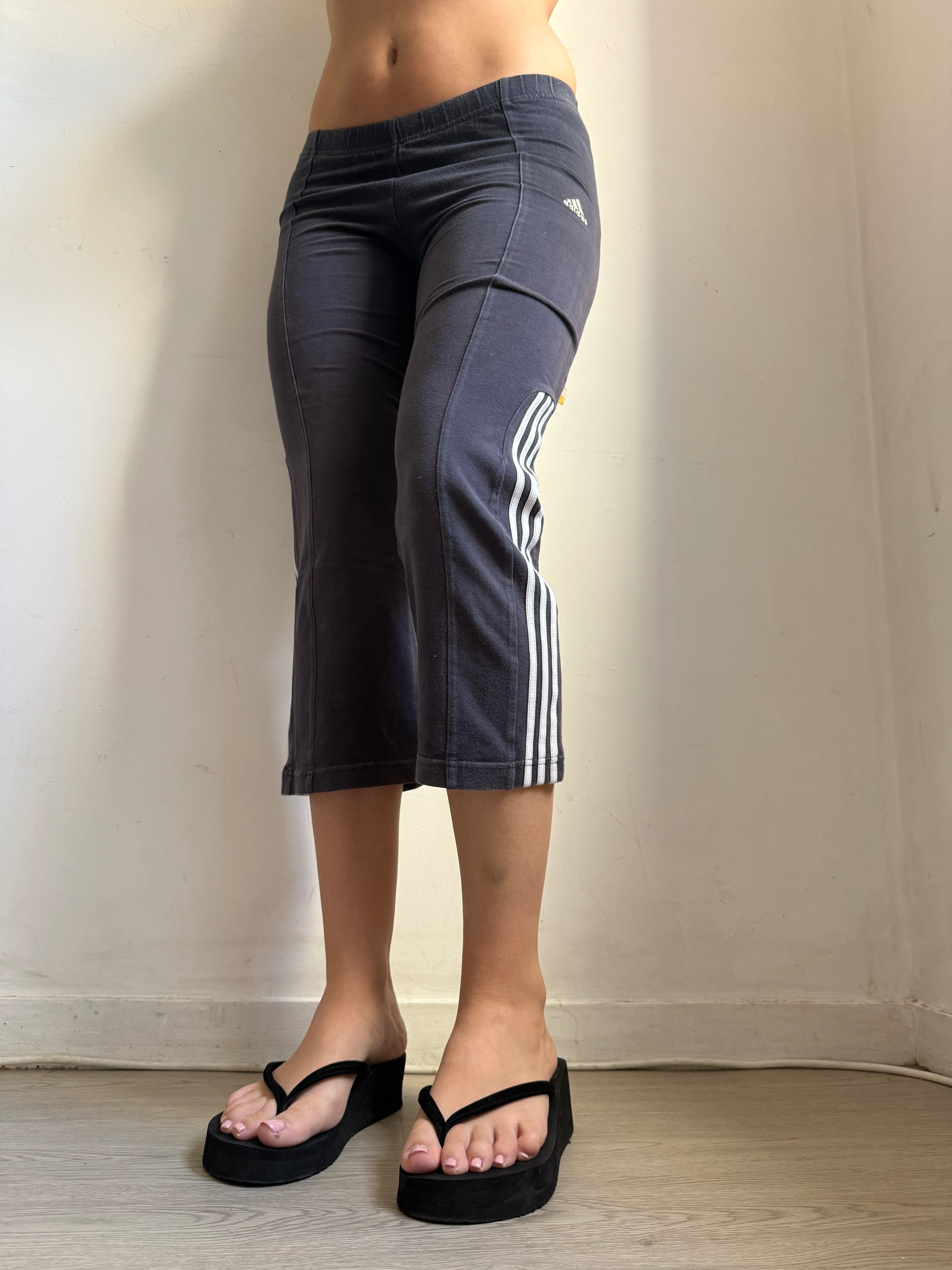 Navy activewear low rise capri pants (XS)