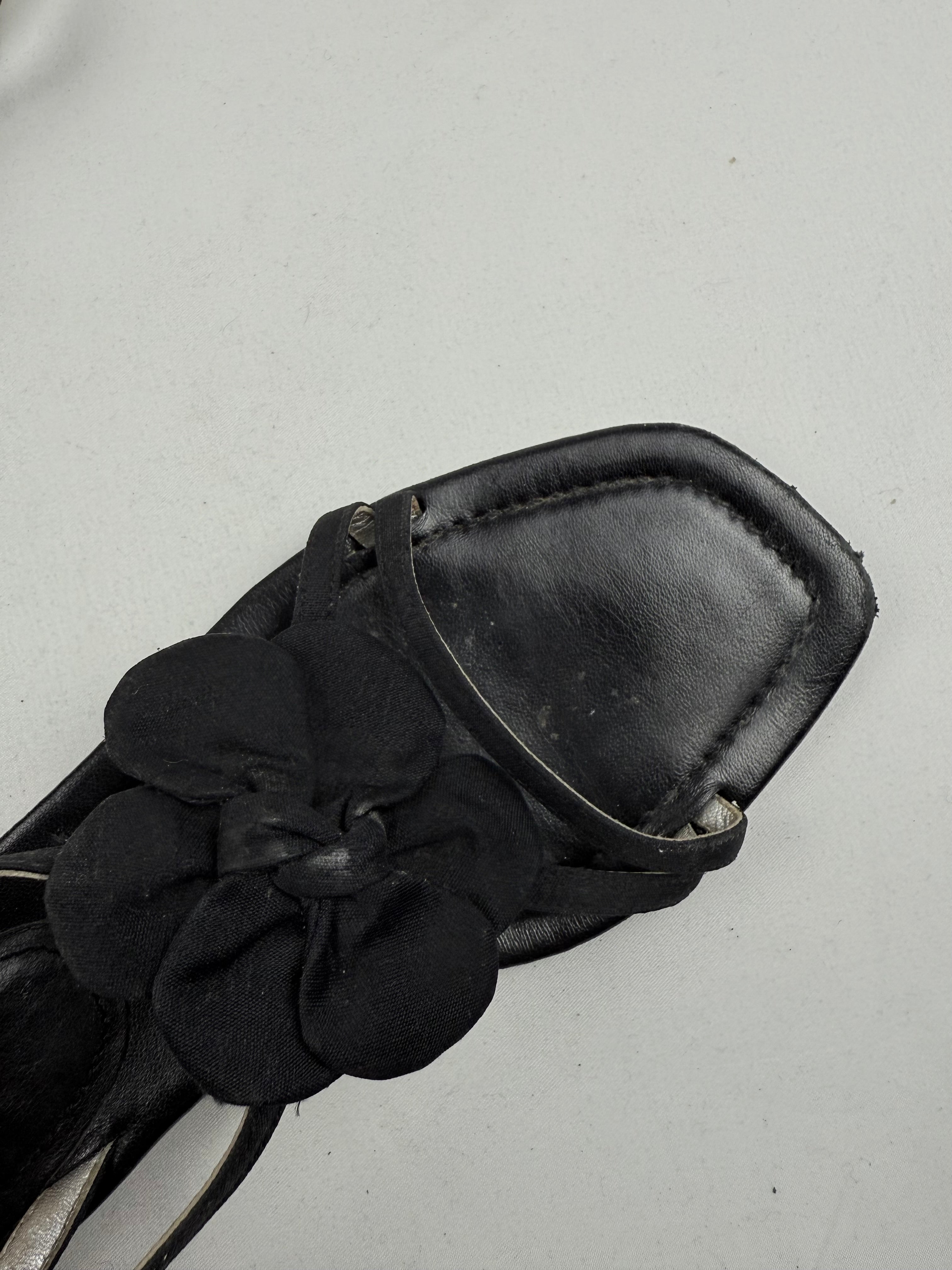 Black flower appliquée sandals (37.5)