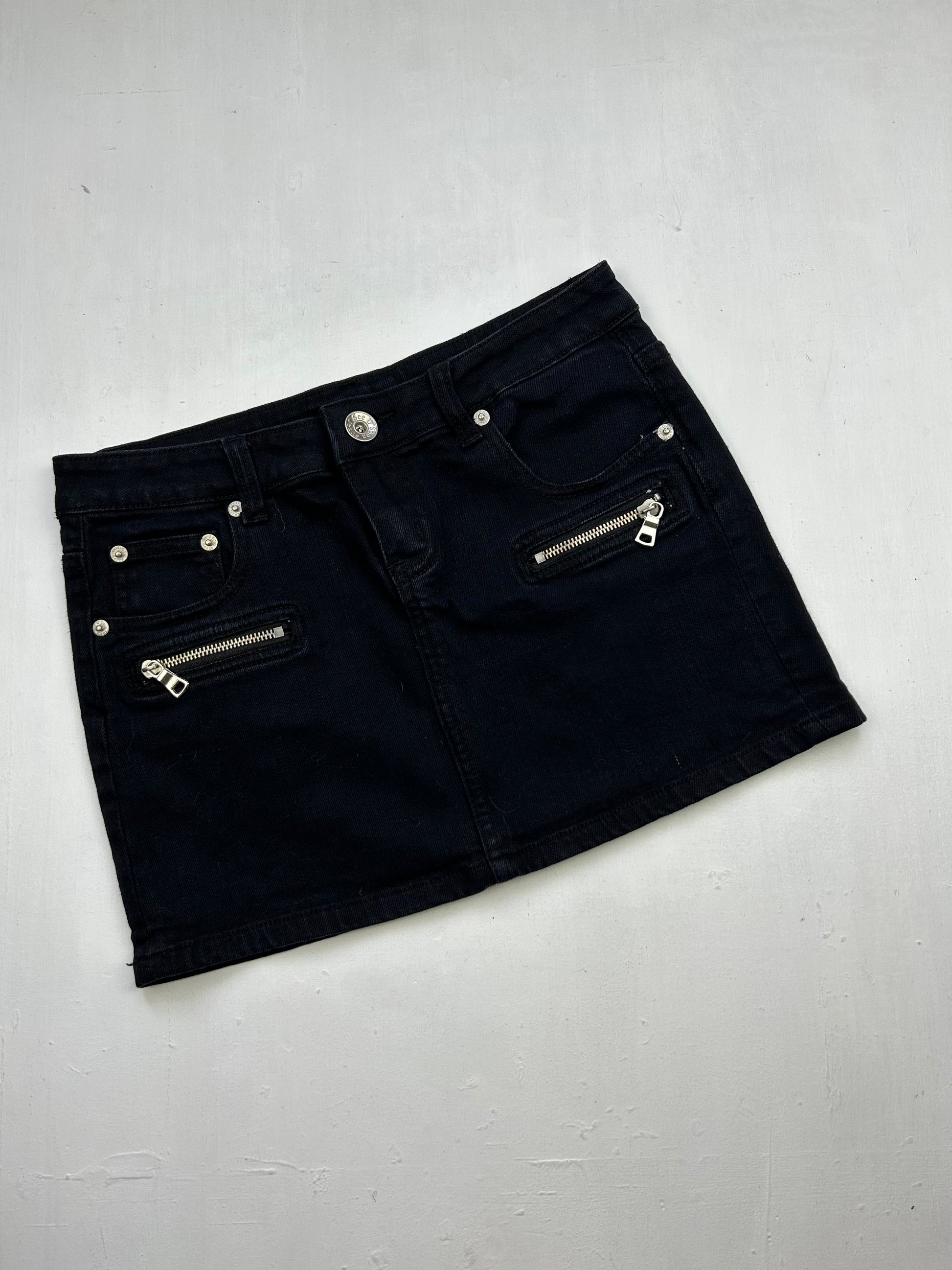 Black low rise mini skirt (XS)