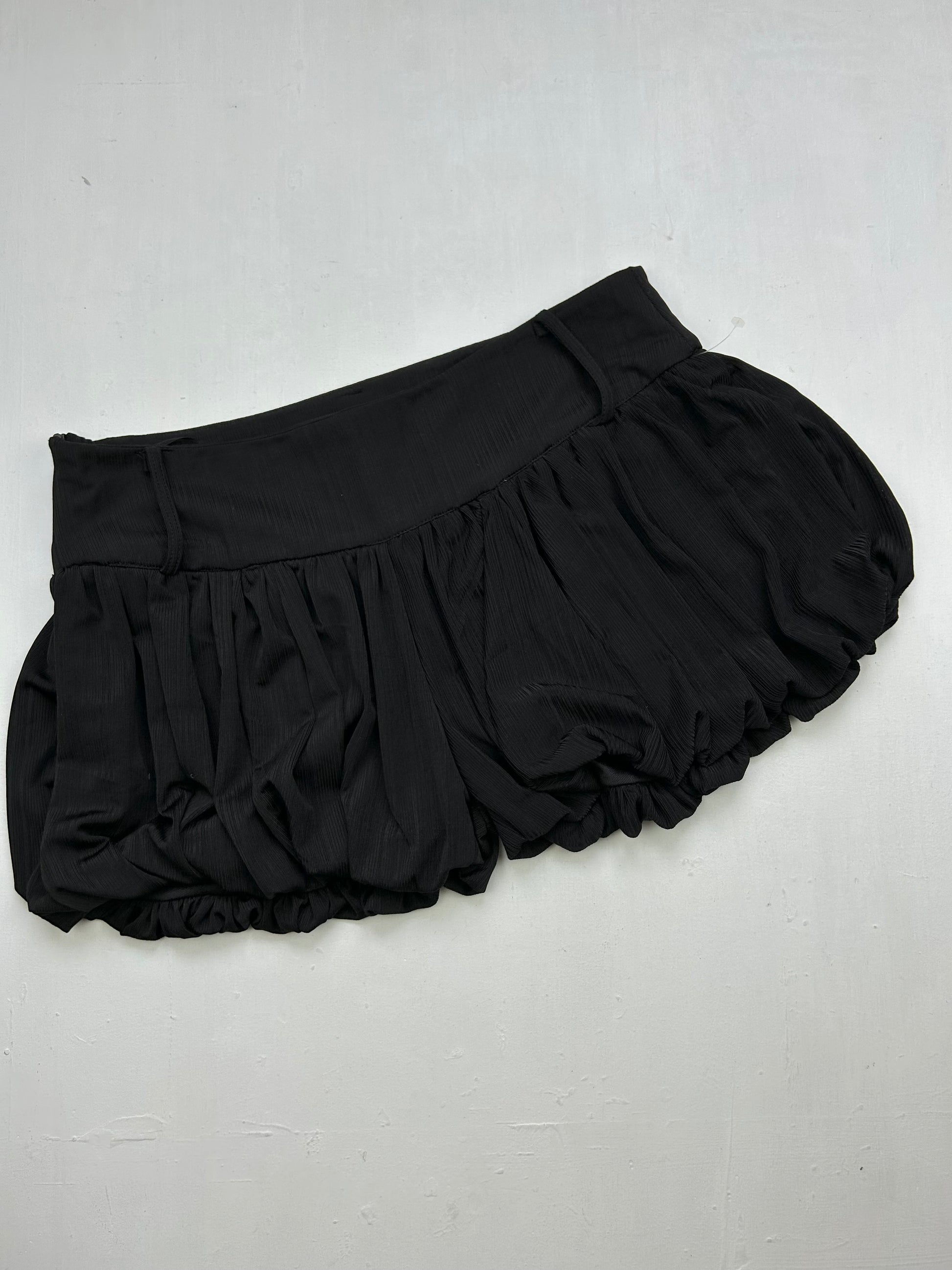 Black pleated balloon low rise mini short (M)