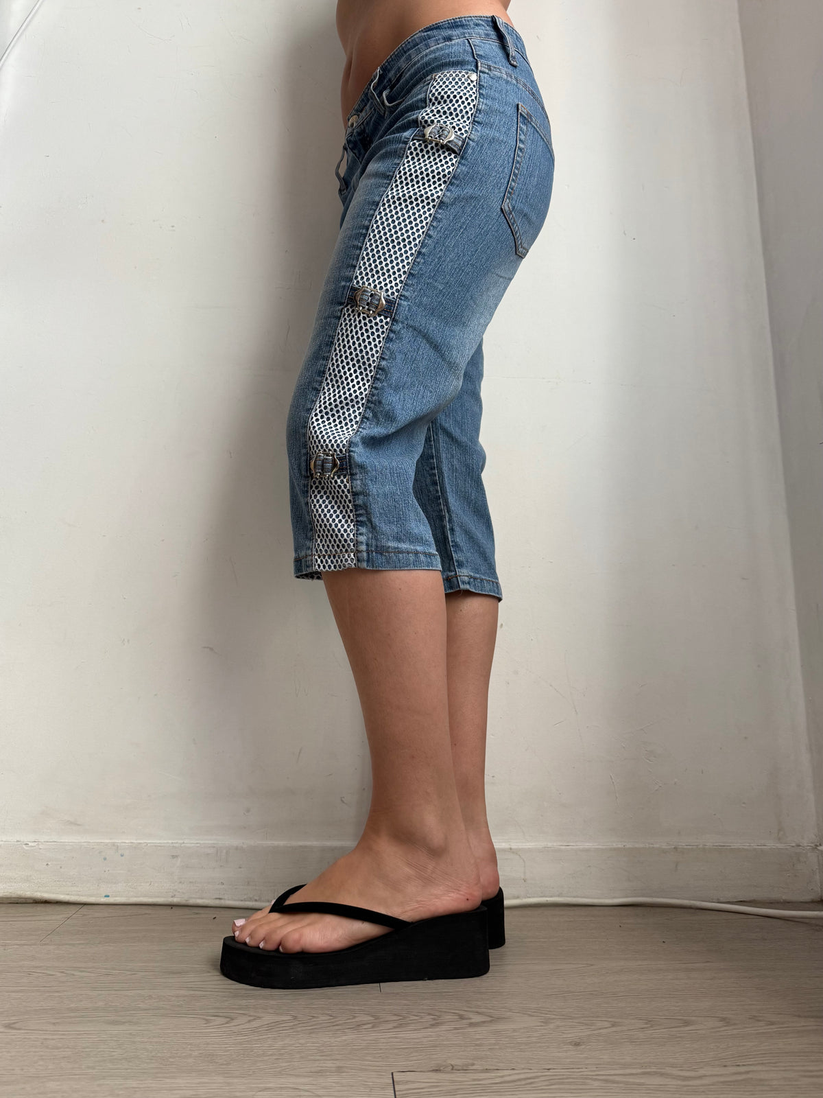 Blue denim low rise capri pants (M)