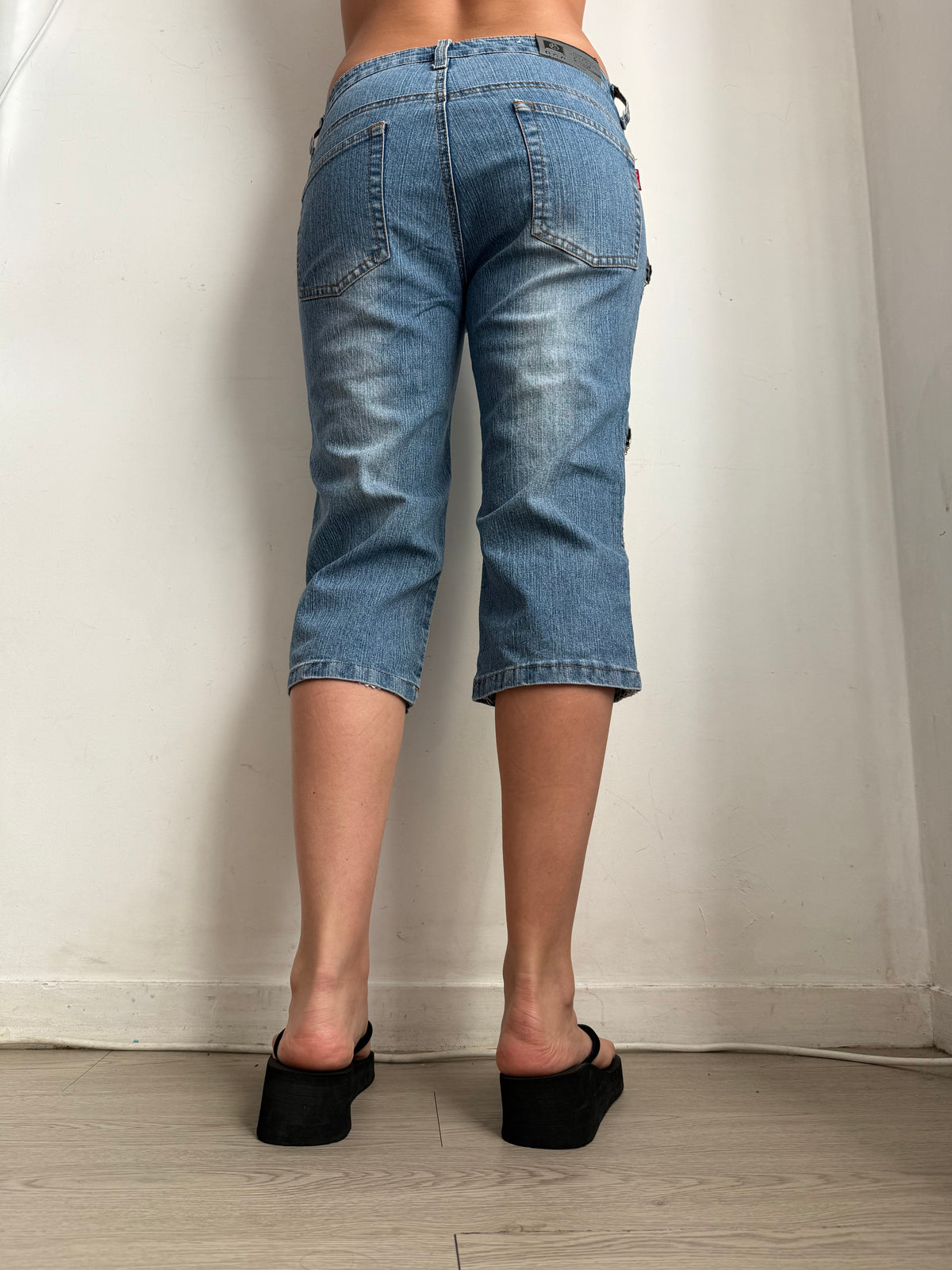 Blue denim low rise capri pants (M)