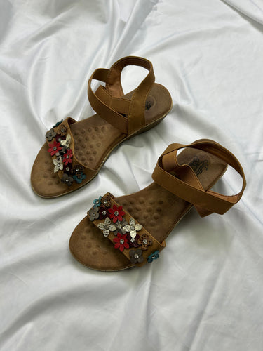 Beige flower appliqué platform sandals (37)