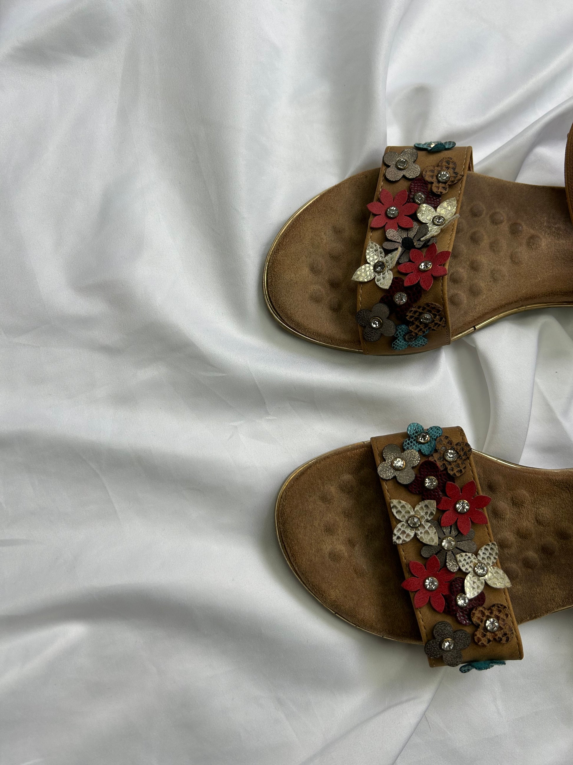 Beige flower appliqué platform sandals (37)
