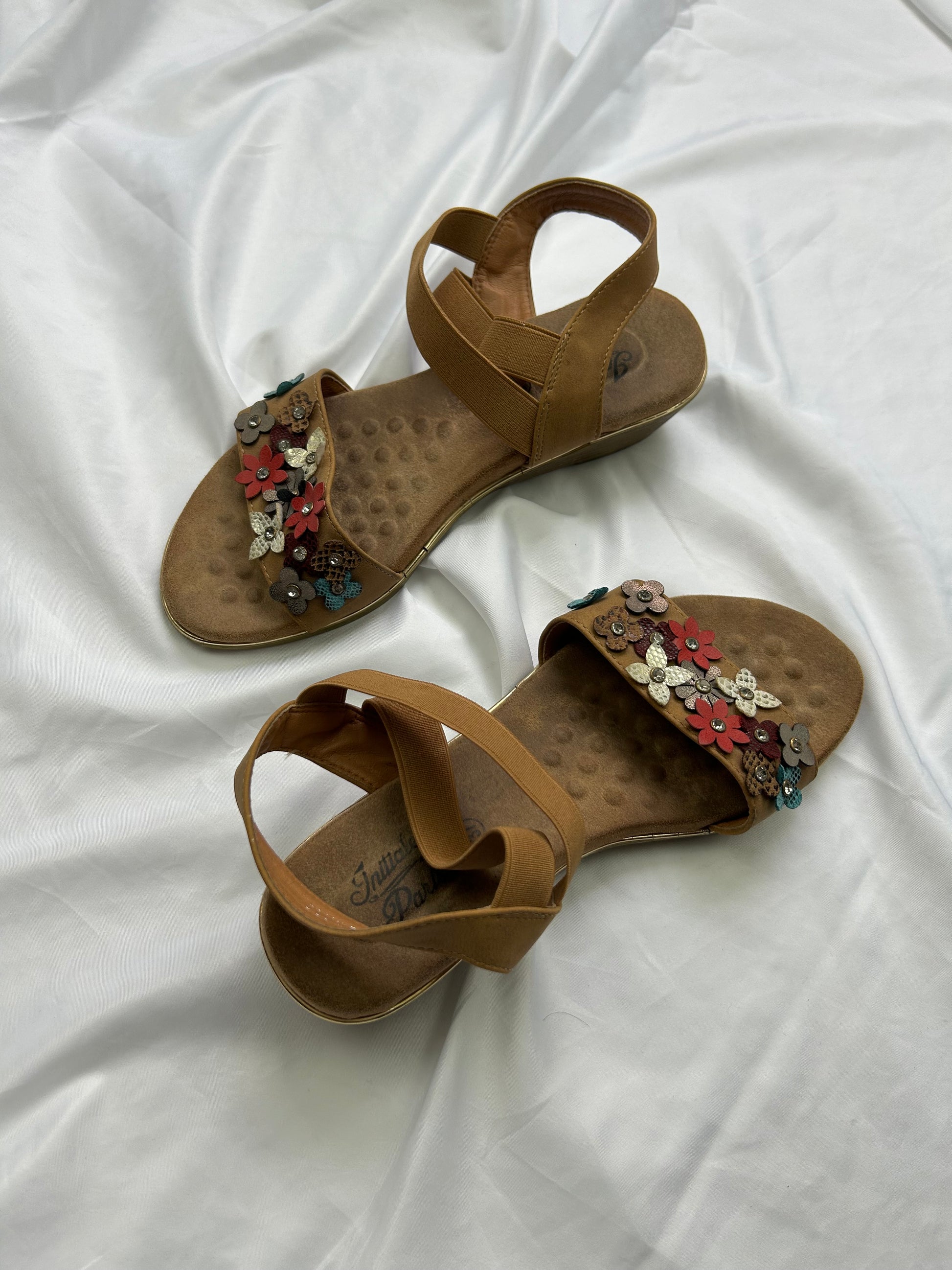 Beige flower appliqué platform sandals (37)