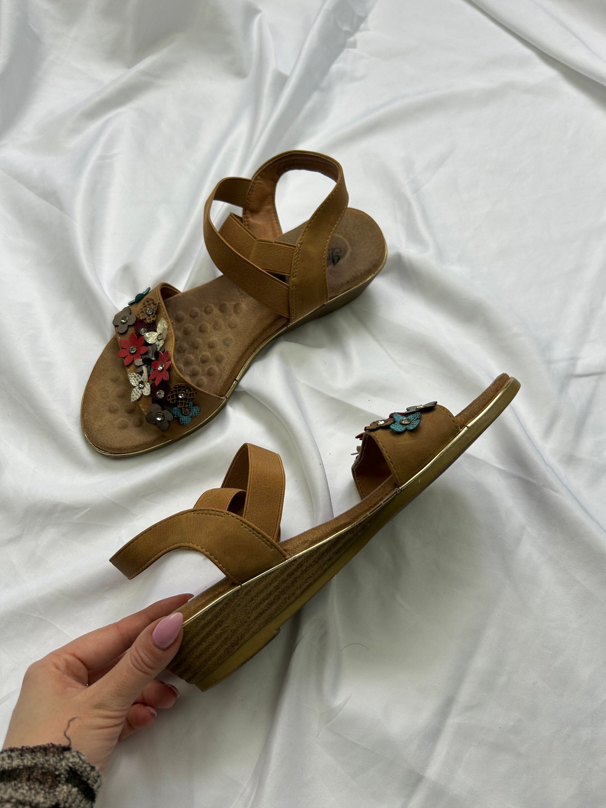 Beige flower appliqué platform sandals (37)