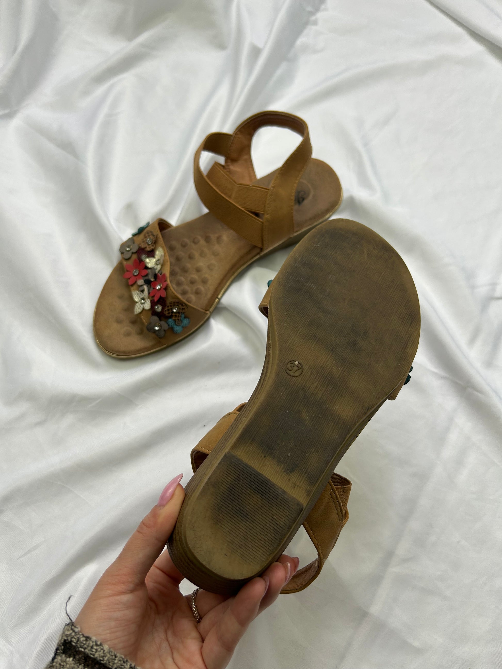 Beige flower appliqué platform sandals (37)