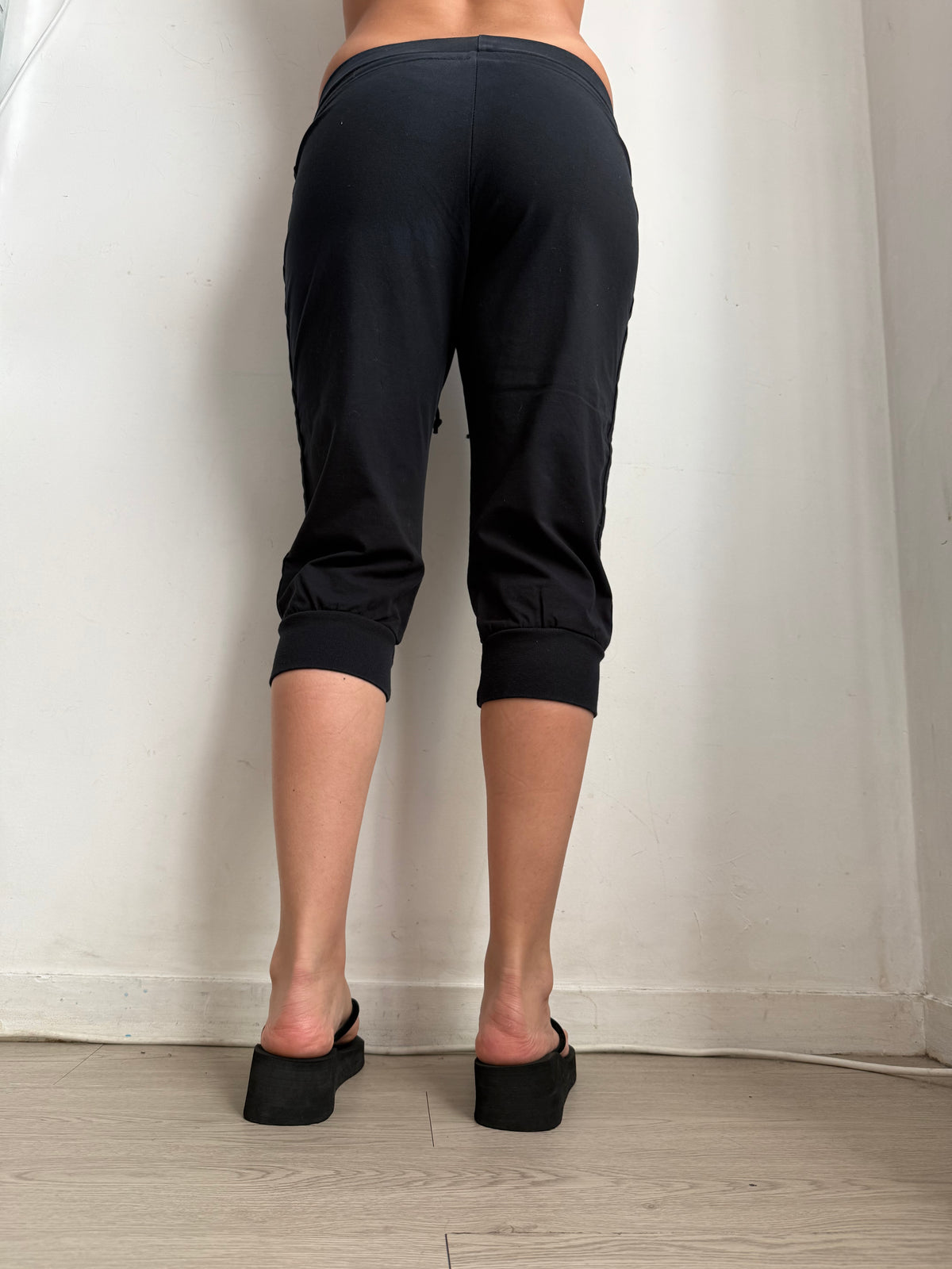 Black low rise capri pants (M)