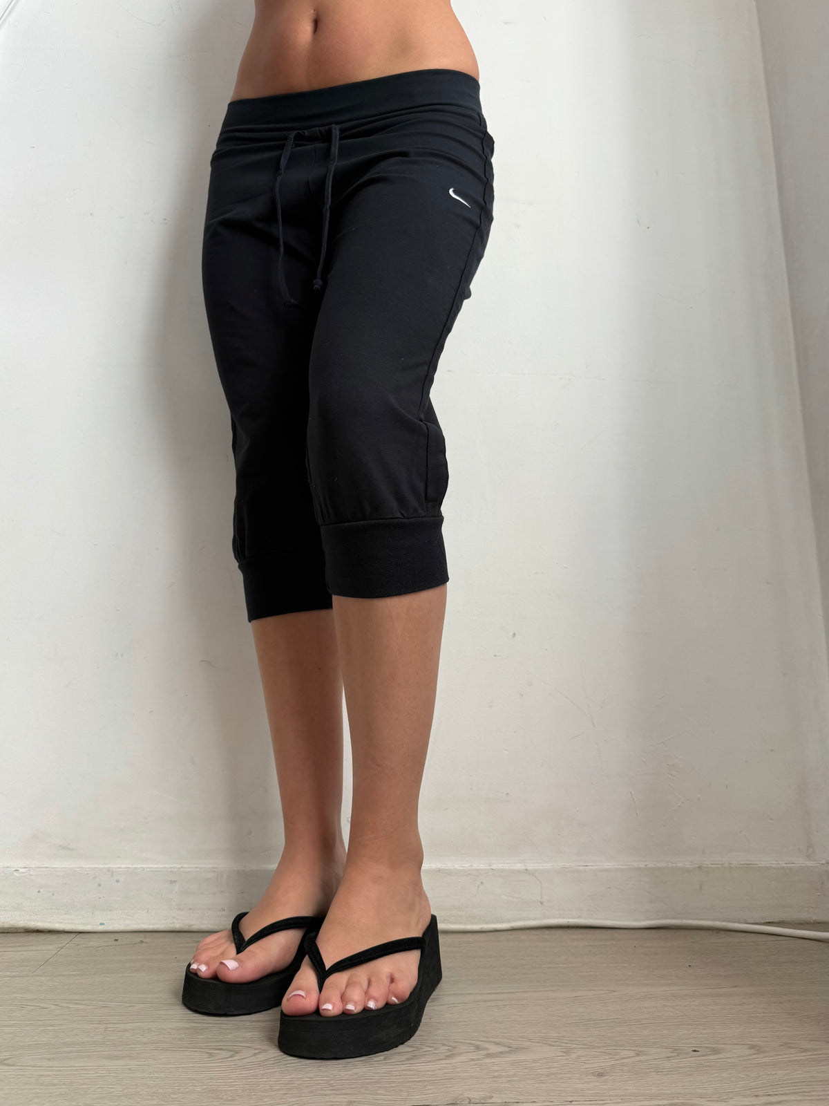 Black low rise capri pants (M)