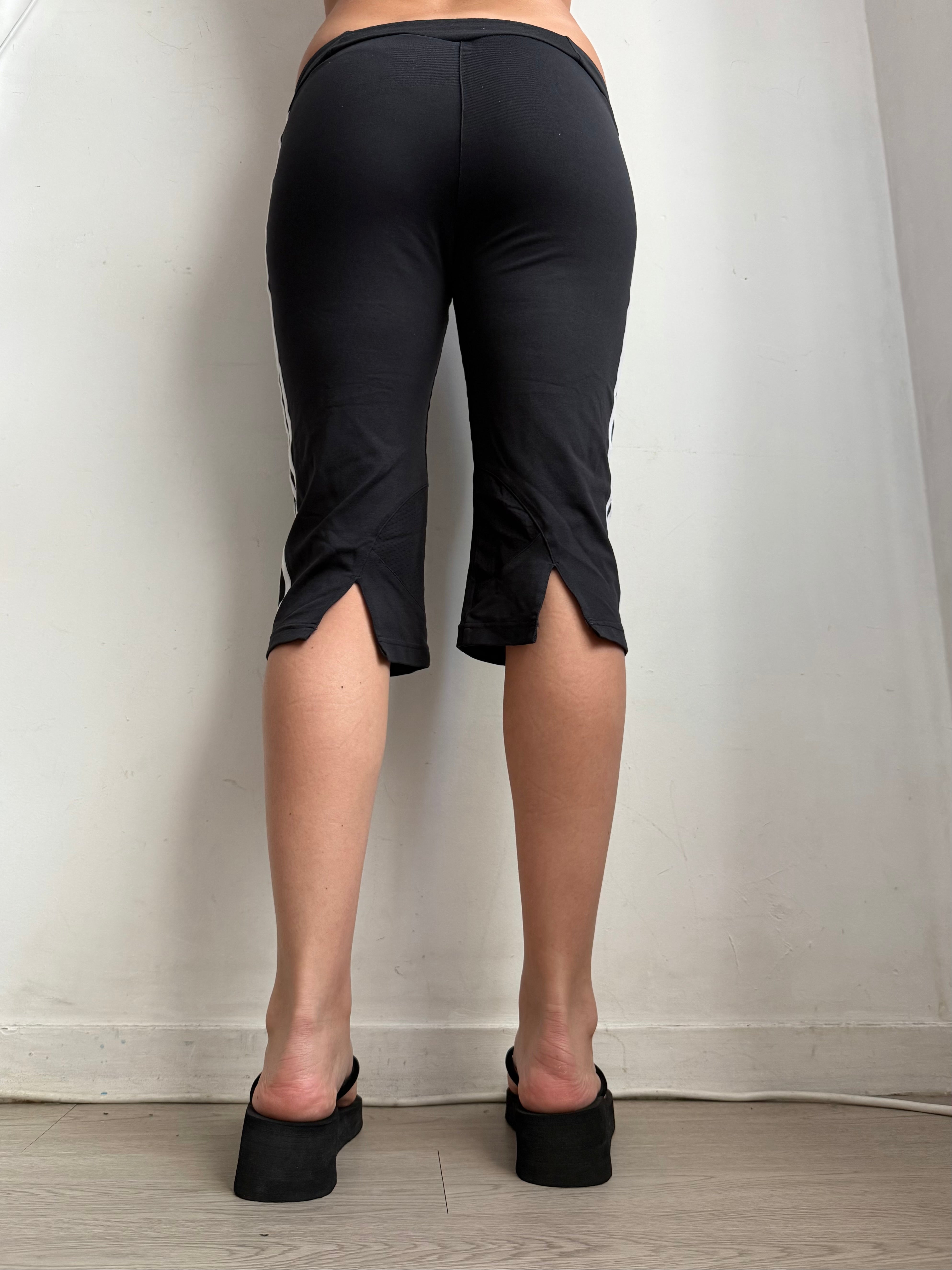 Black low rise capri pants (M)