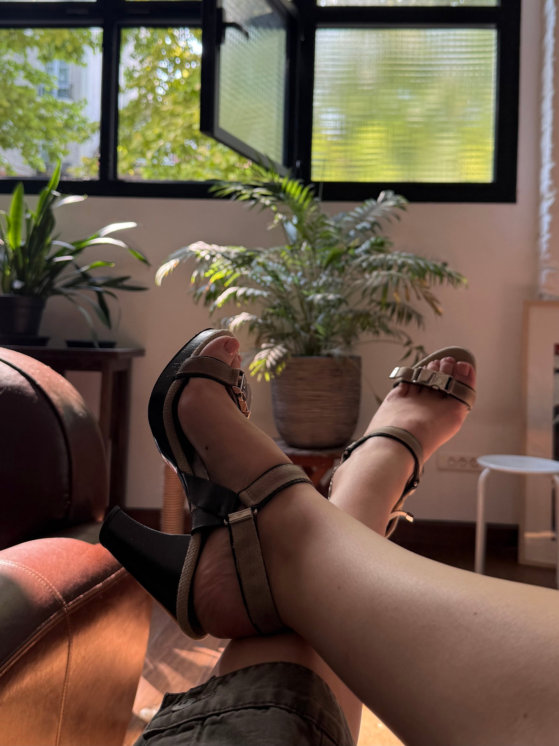 Beige buckle belt heels (37)