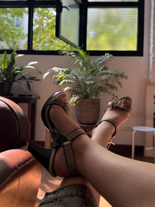 Beige buckle belt heels (37)